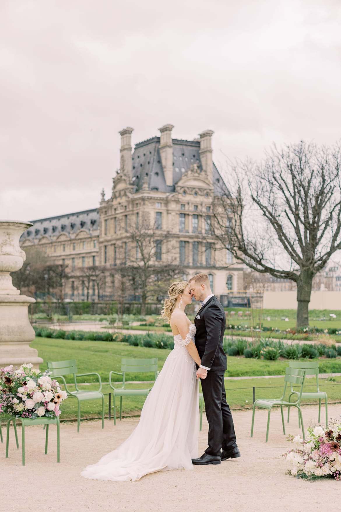 Hochzeitspaar in den Tuilerien in Paris