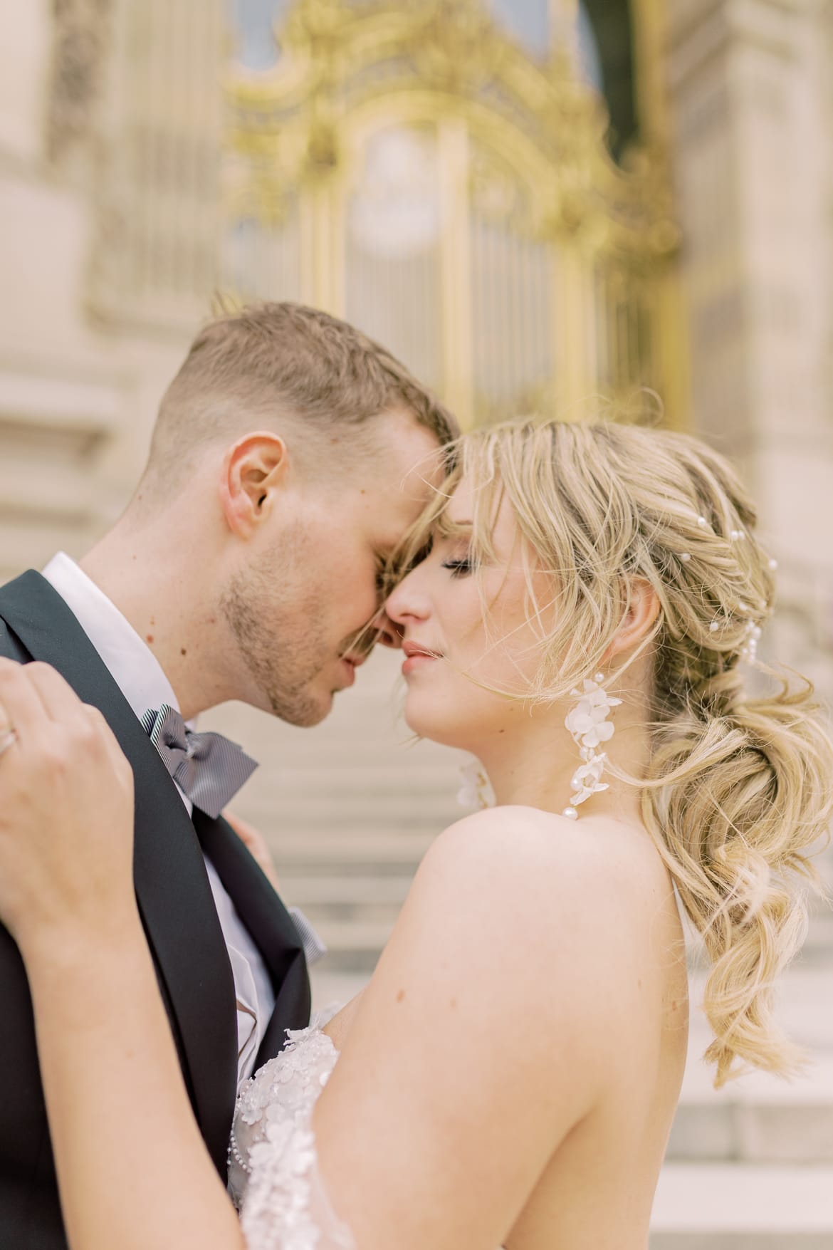 Hochzeitspaar vor dem Petit Palais in Paris