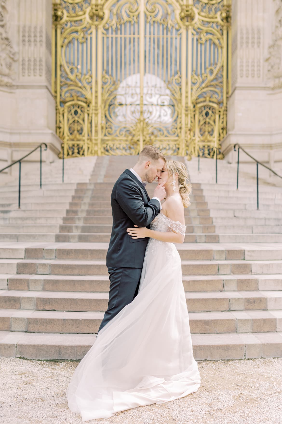 Hochzeitspaar vor dem Petit Palais in Paris