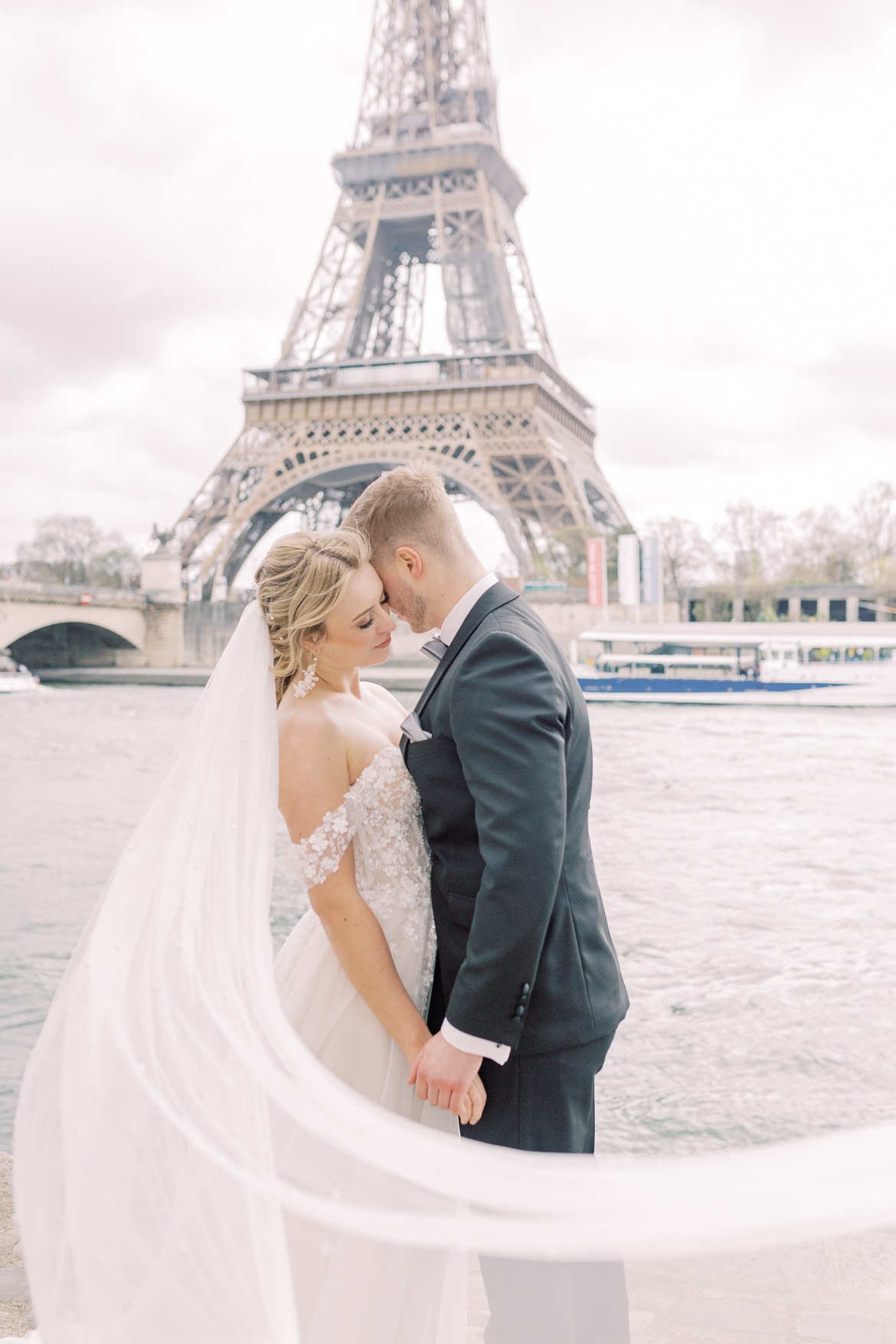 Hochzeitspaar vor dem Eiffelturm an der Seine in Paris