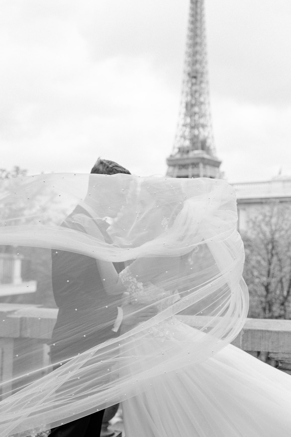 Hochzeitspaar vor dem Eiffelturm in Paris