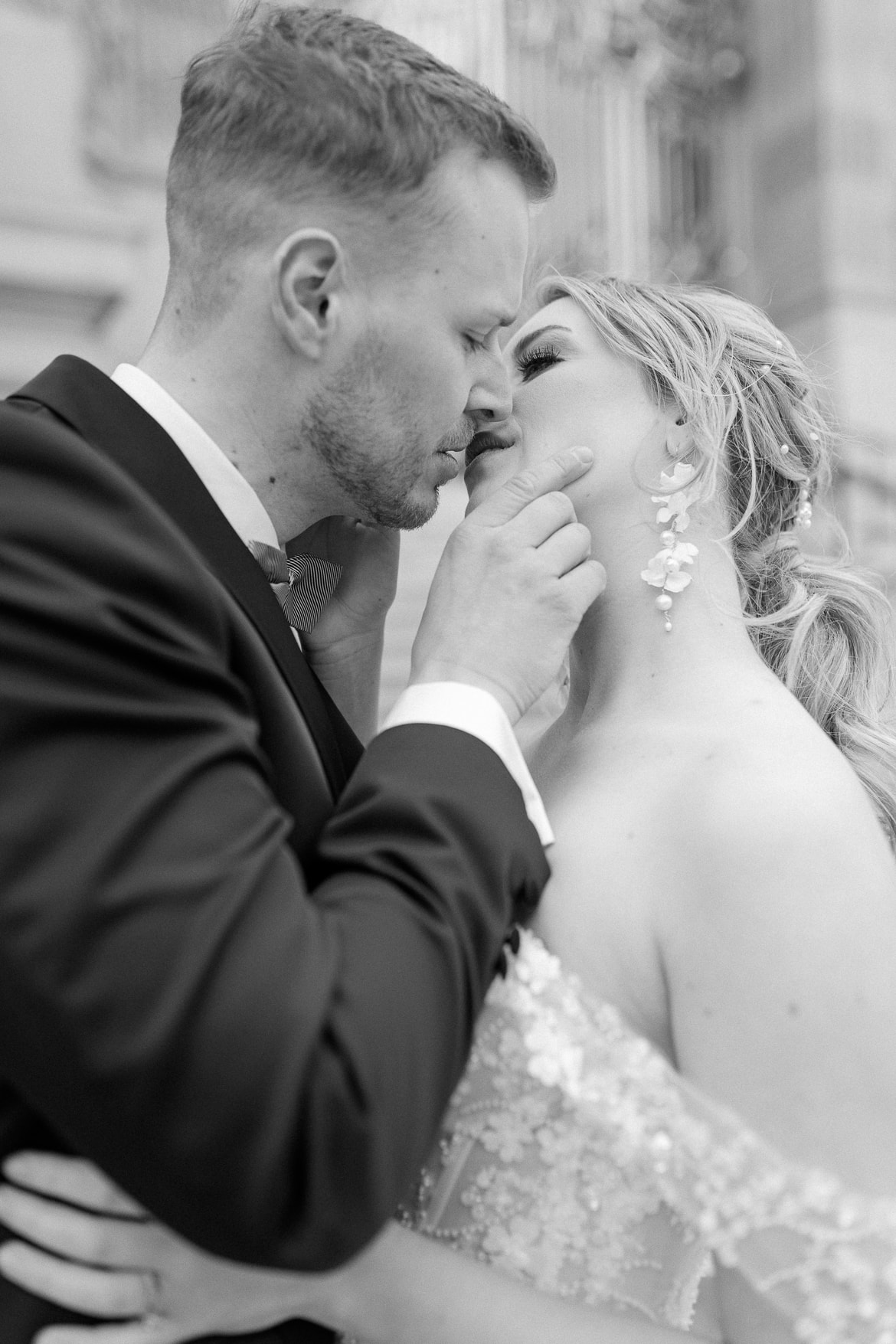 Hochzeitspaar vor dem Petit Palais in Paris