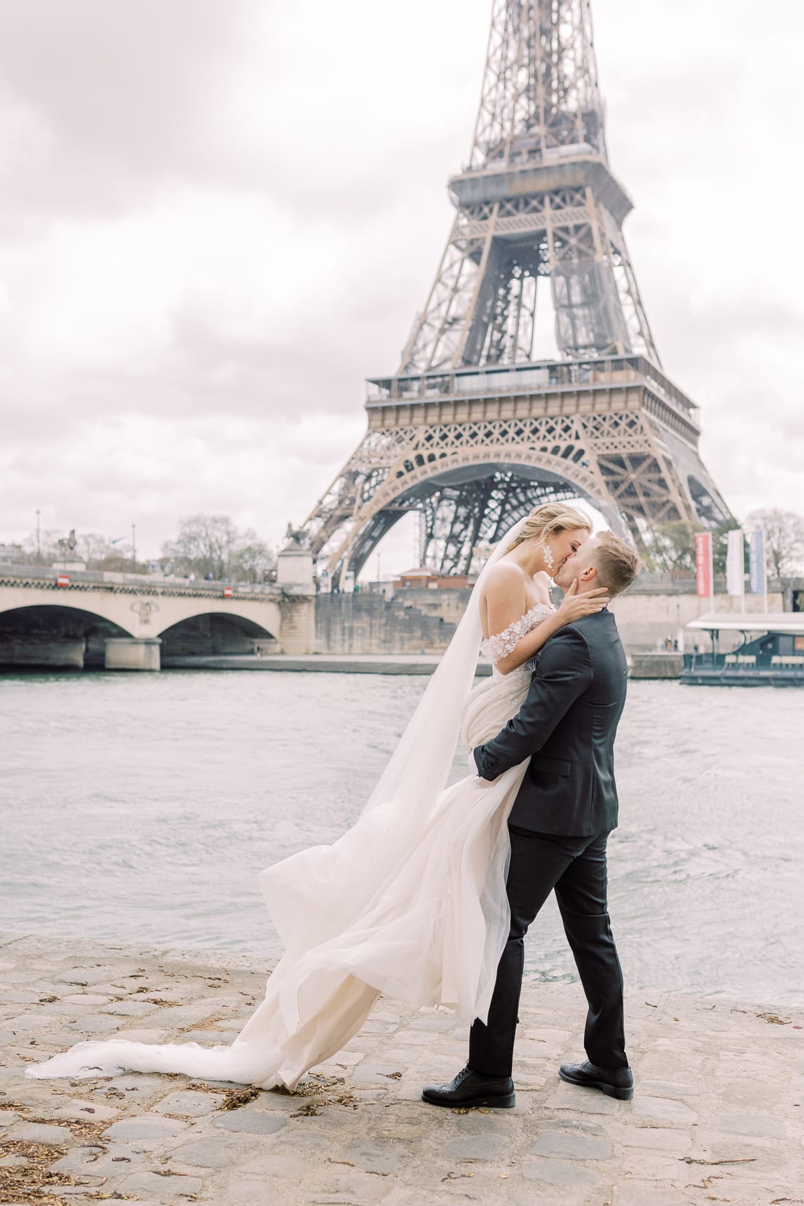 Hochzeitspaar vor dem Eiffelturm an der Seine in Paris