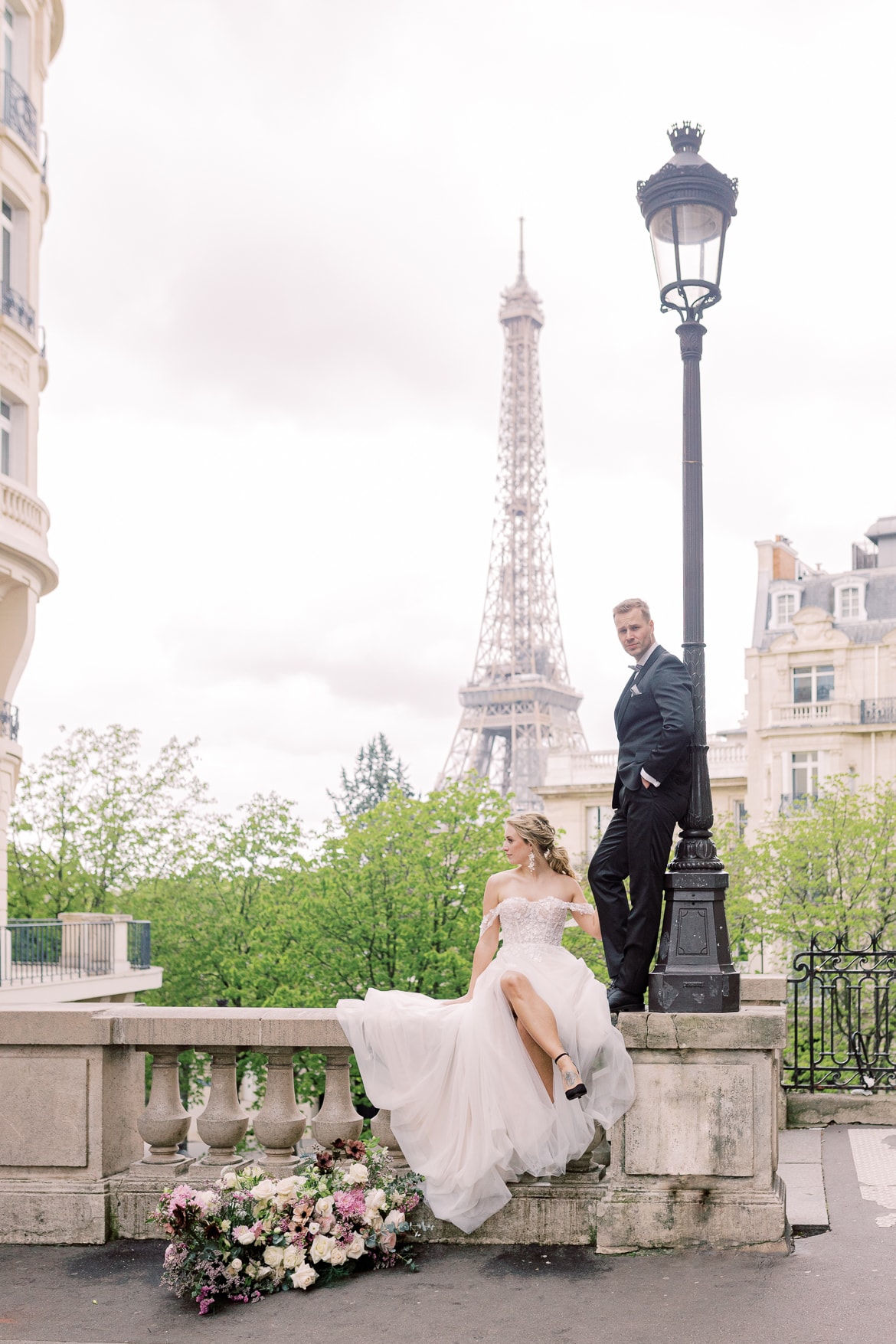 Hochzeitspaar vor dem Eiffelturm in Paris