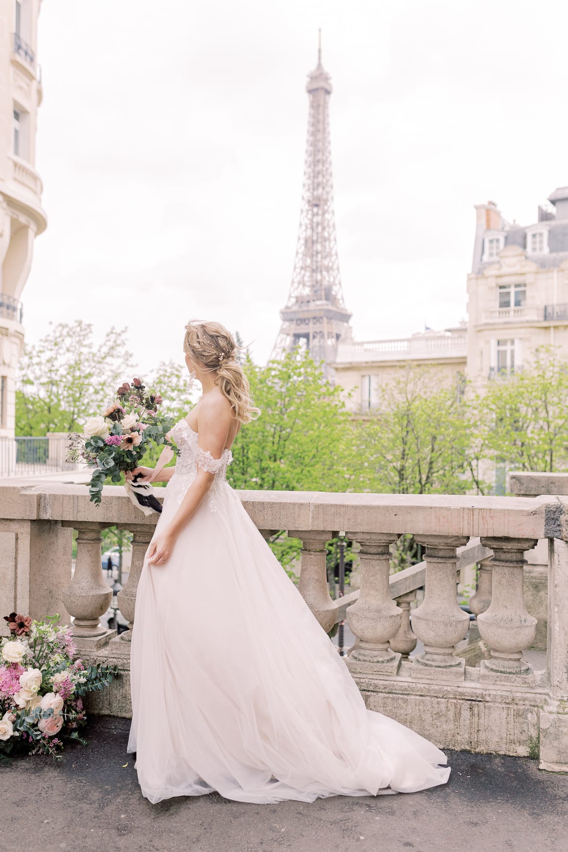 Braut vor dem Eiffelturm in Paris