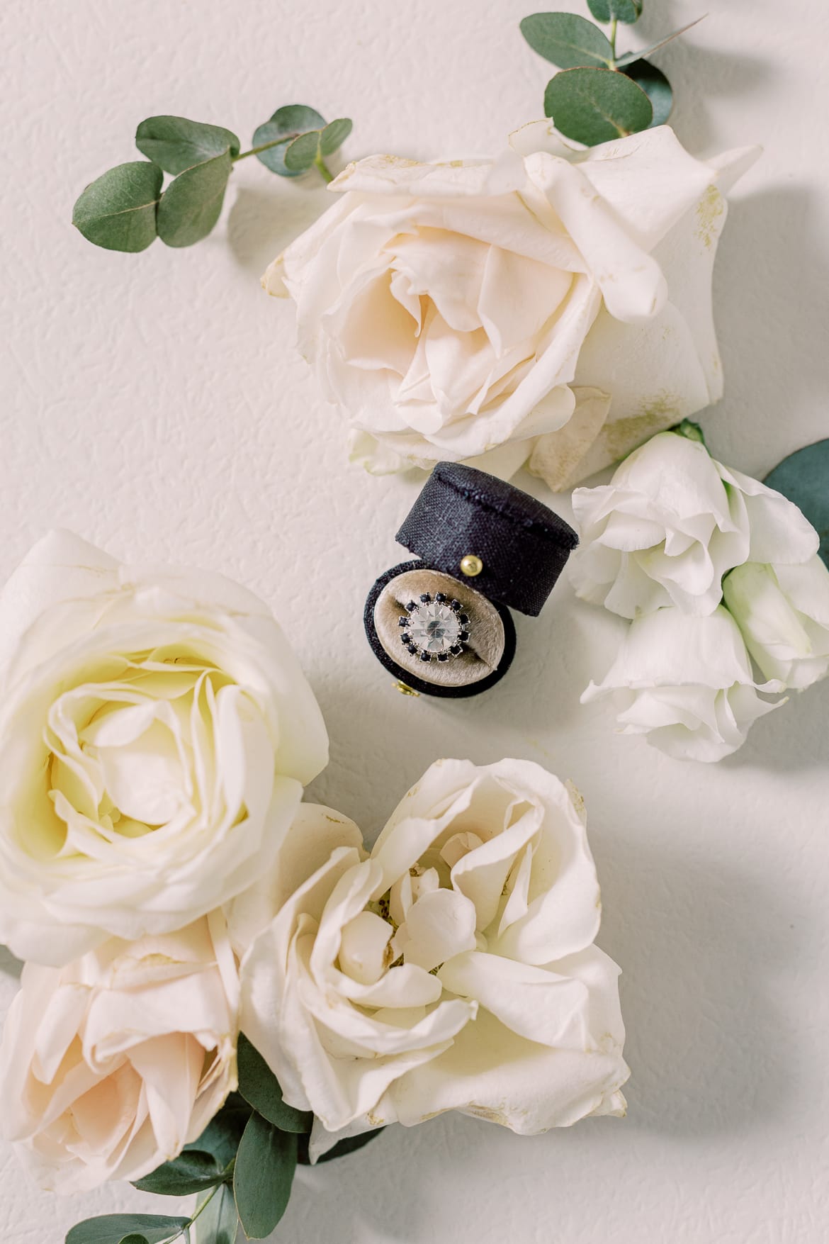 Flatlay mit Ringschatulle und Ring