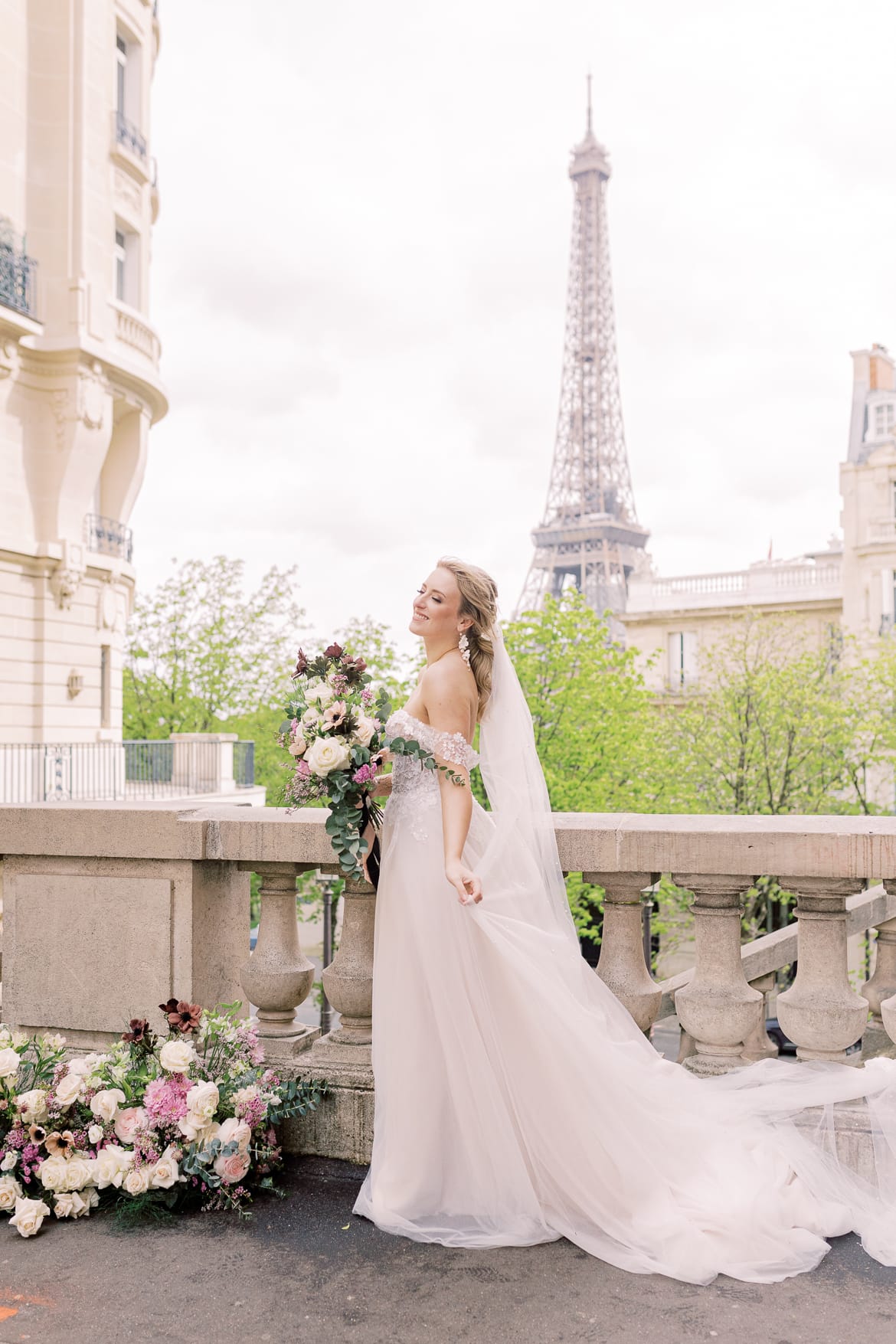 Braut vor dem Eiffelturm in Paris