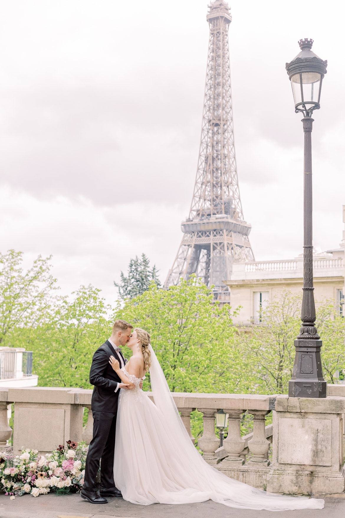 Hochzeitspaar vor dem Eiffelturm in Paris