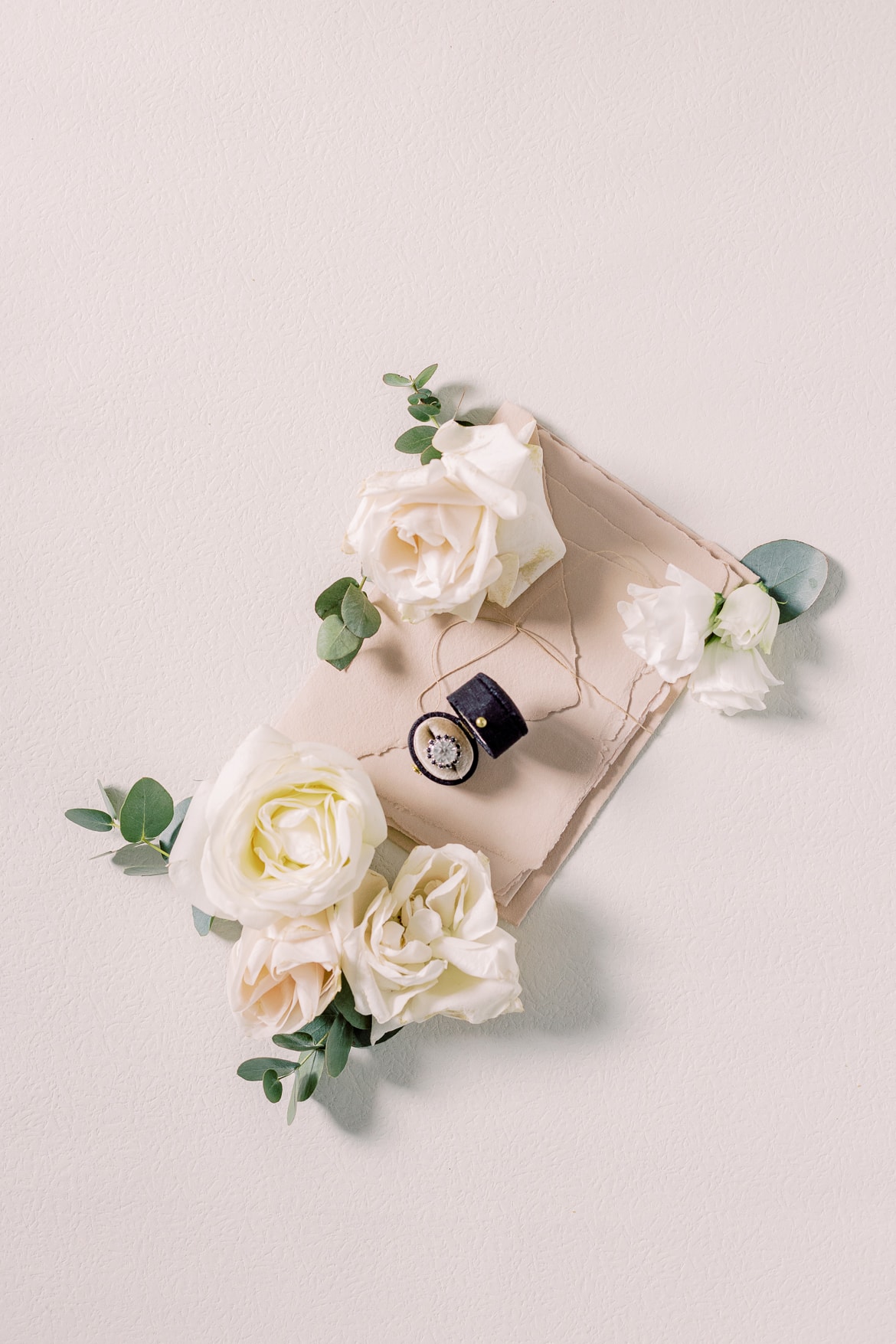 Flatlay mit Briefen und Ringschatulle mit Ring