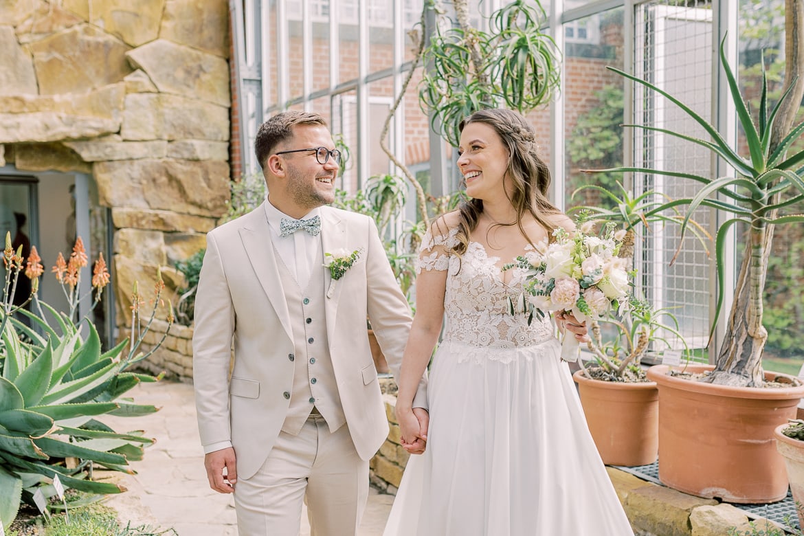 Hochzeitspaar im Gewächshaus im Botanischen Garten Berlin