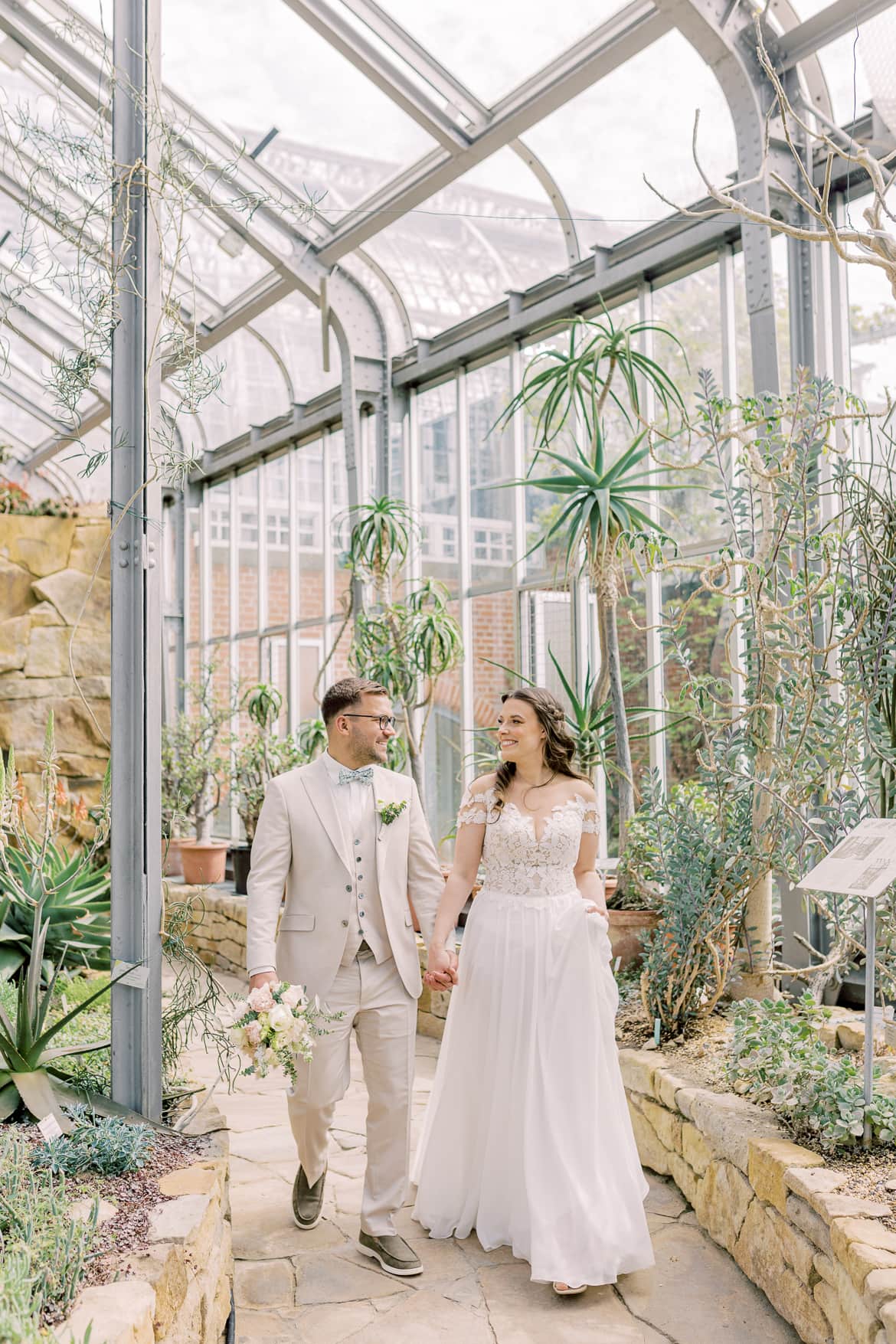 Hochzeitspaar im Gewächshaus im Botanischen Garten Berlin