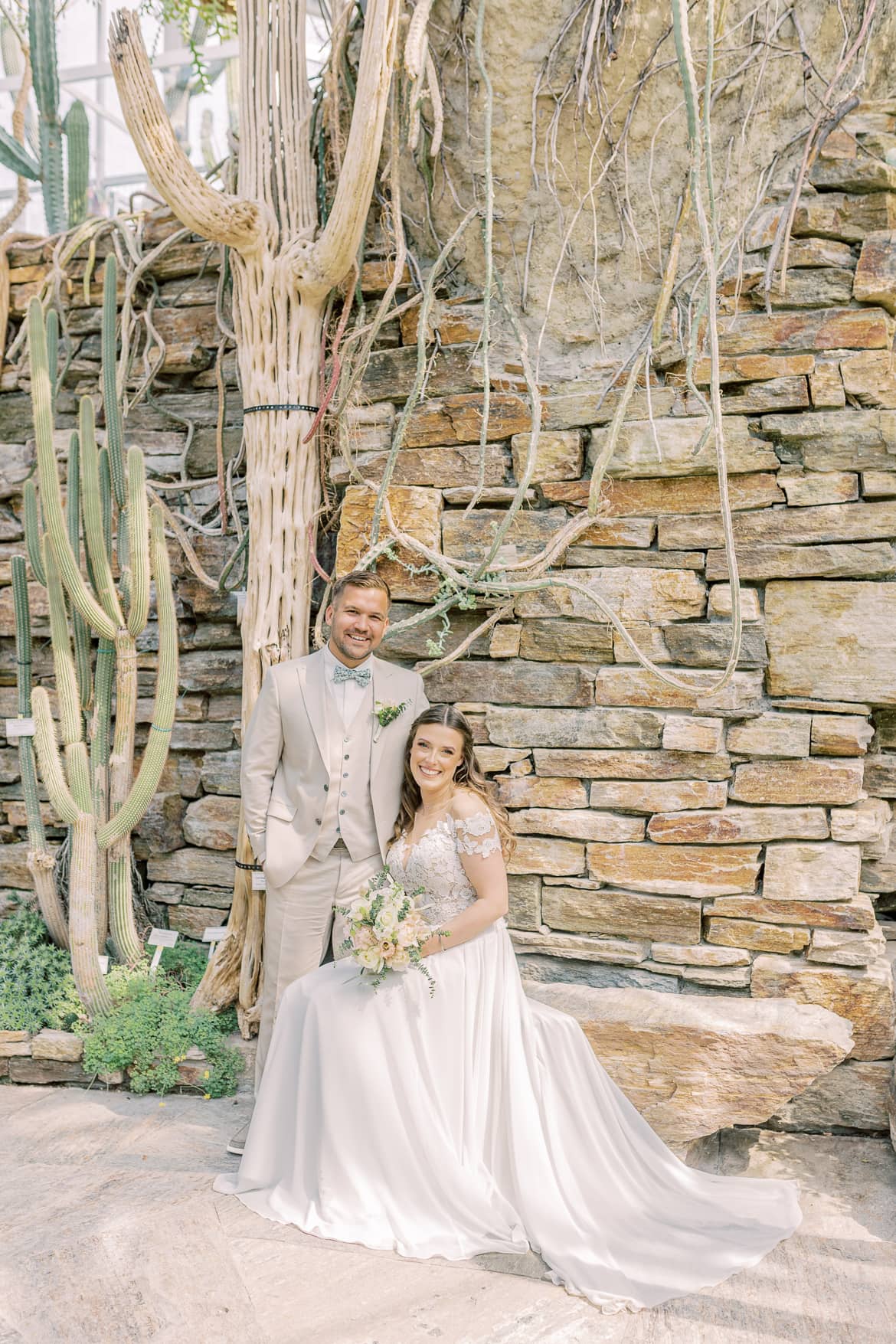 Hochzeitspaar im Gewächshaus im Botanischen Garten Berlin