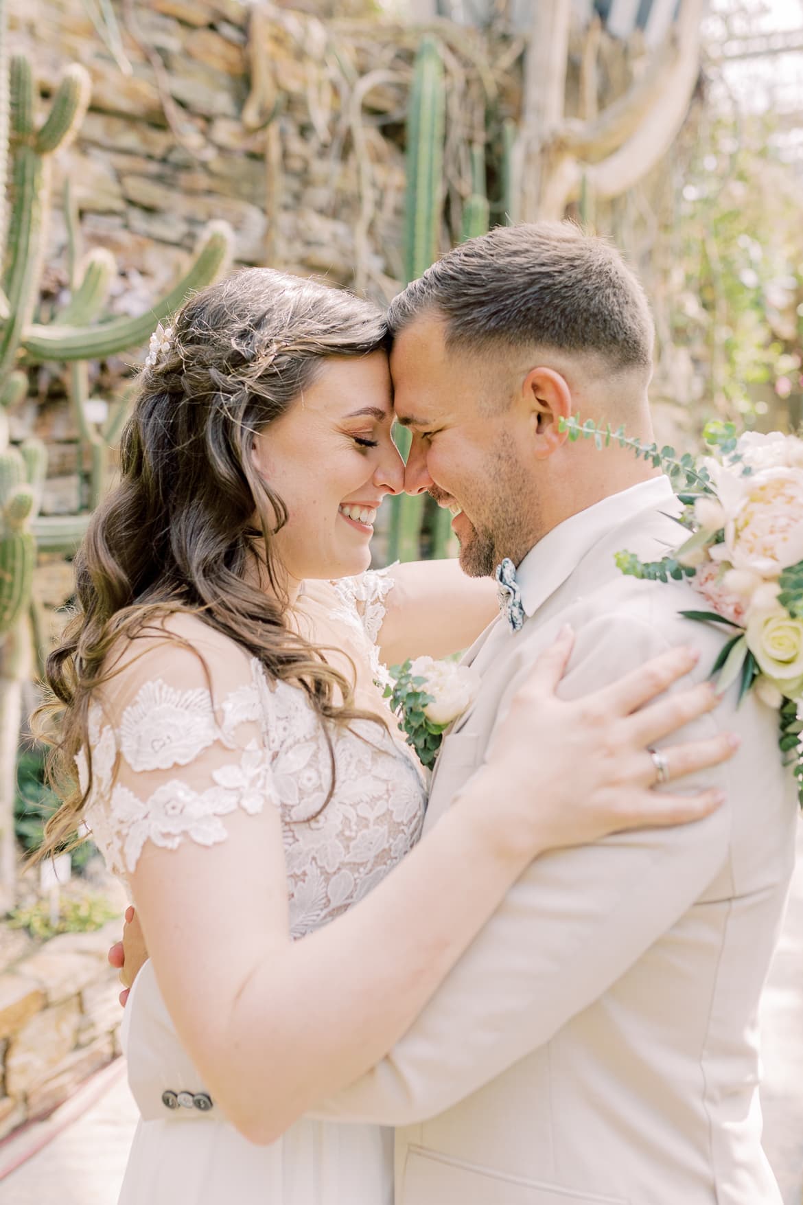 Hochzeitspaar im Gewächshaus im Botanischen Garten Berlin