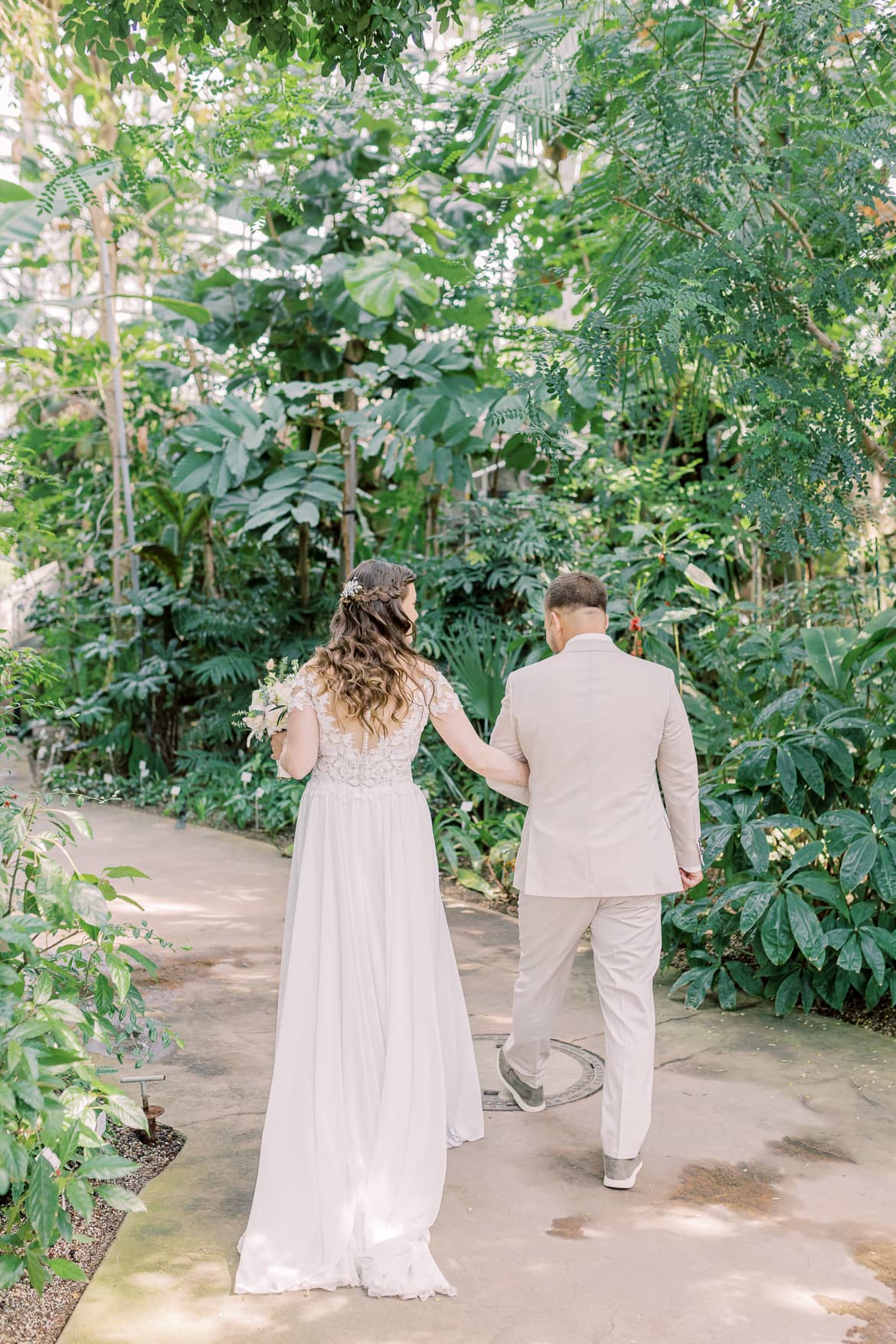 Hochzeitspaar im Gewächshaus im Botanischen Garten Berlin