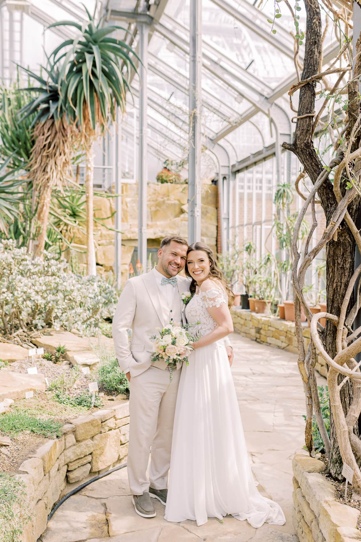 Hochzeitspaar im Gewächshaus im Botanischen Garten Berlin