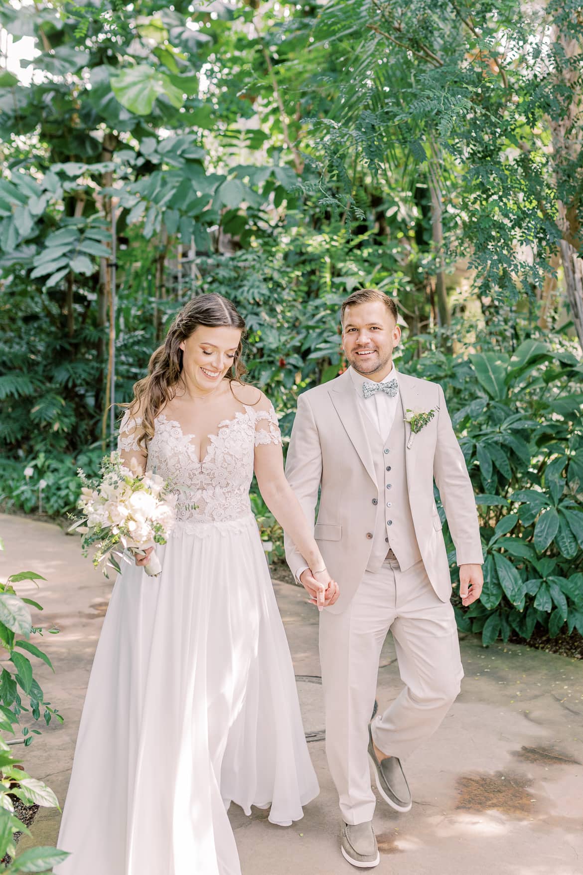 Hochzeitspaar im Gewächshaus im Botanischen Garten Berlin