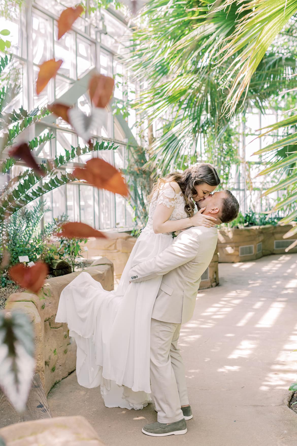 Hochzeitspaar im Gewächshaus im Botanischen Garten Berlin