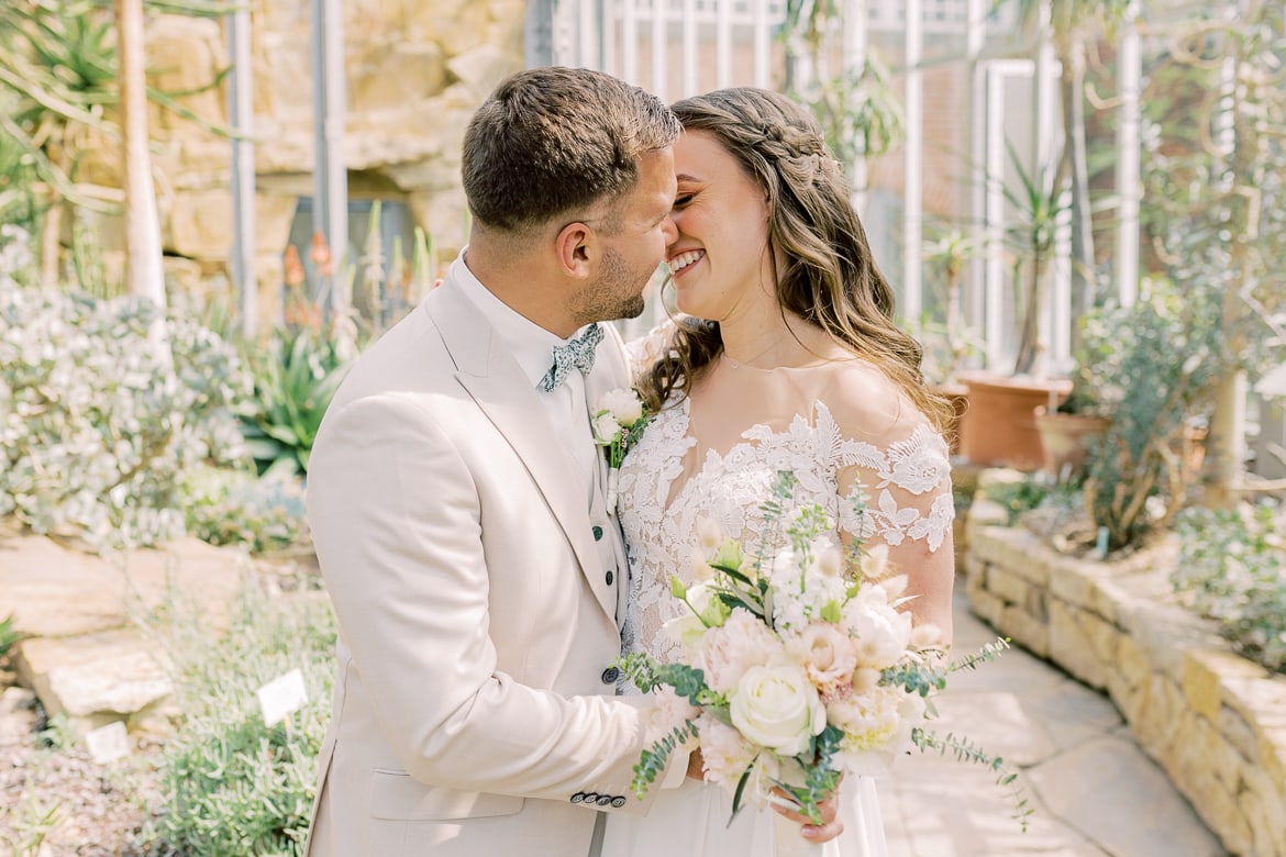 Hochzeitspaar im Gewächshaus im Botanischen Garten Berlin