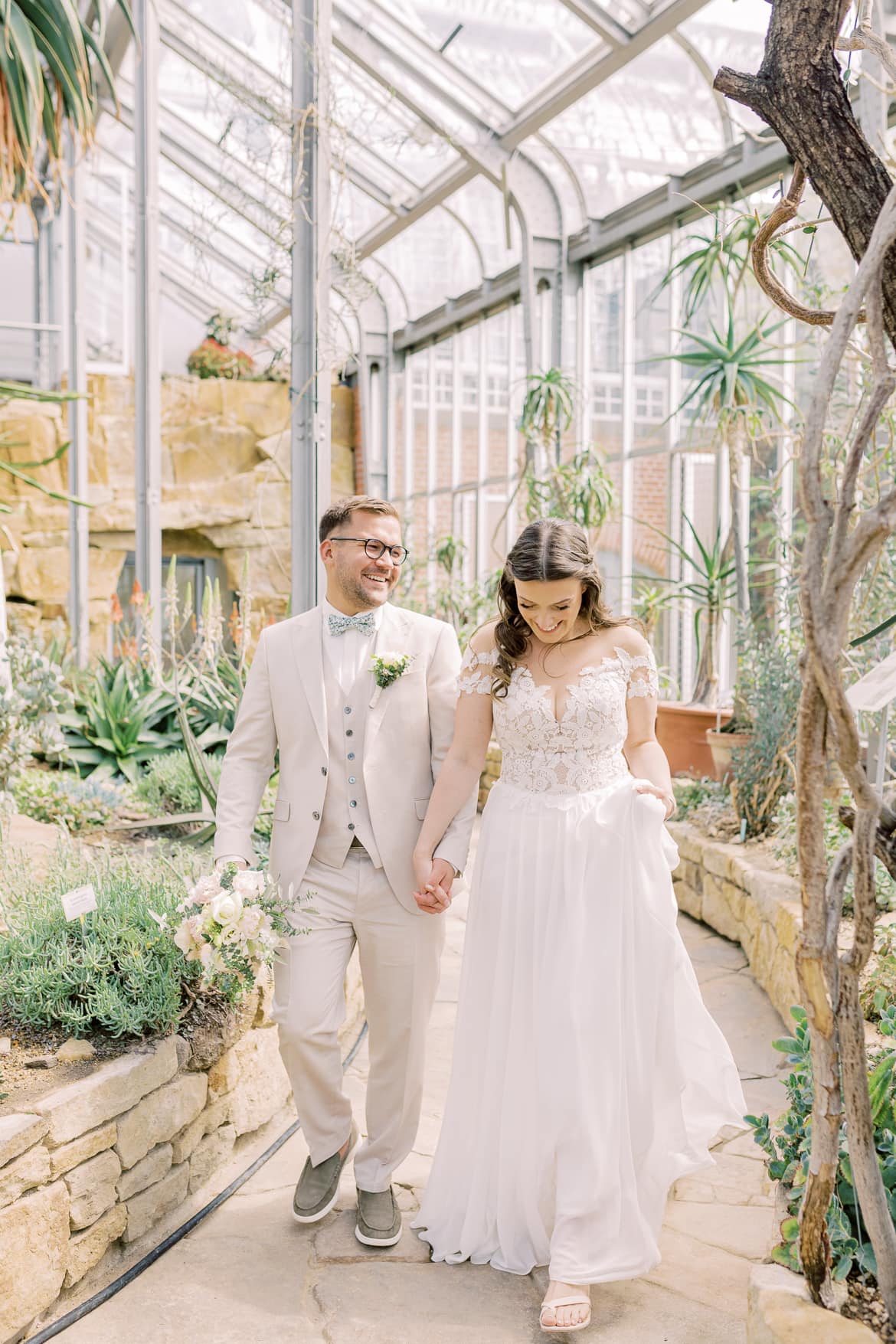 Hochzeitspaar im Gewächshaus im Botanischen Garten Berlin