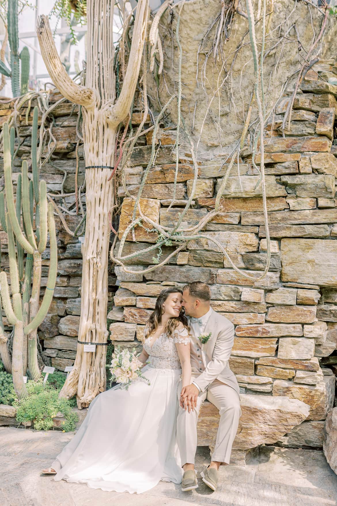 Hochzeitspaar im Gewächshaus im Botanischen Garten Berlin