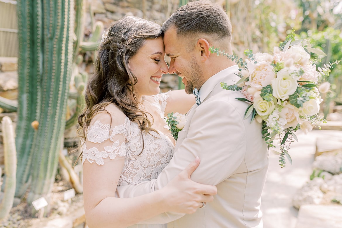 Hochzeitspaar im Gewächshaus im Botanischen Garten Berlin