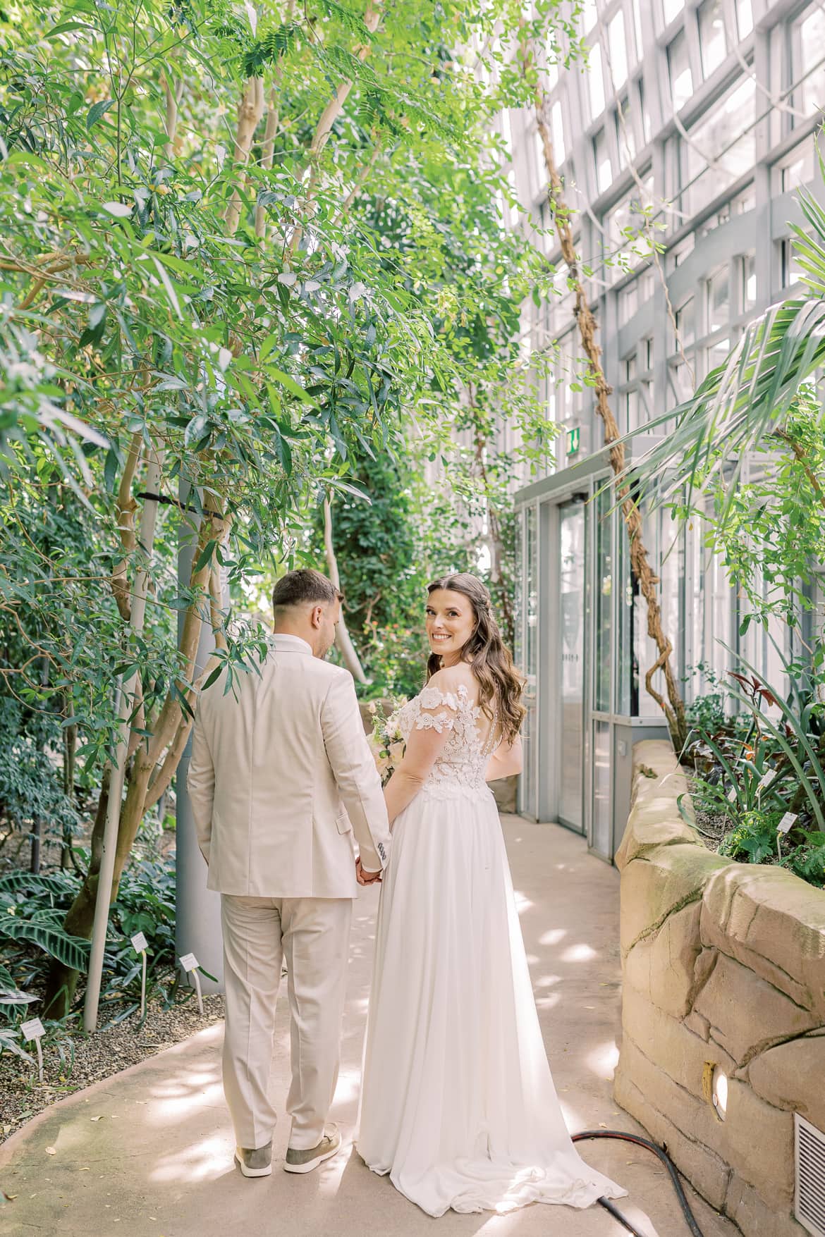 Hochzeitspaar im Gewächshaus im Botanischen Garten Berlin