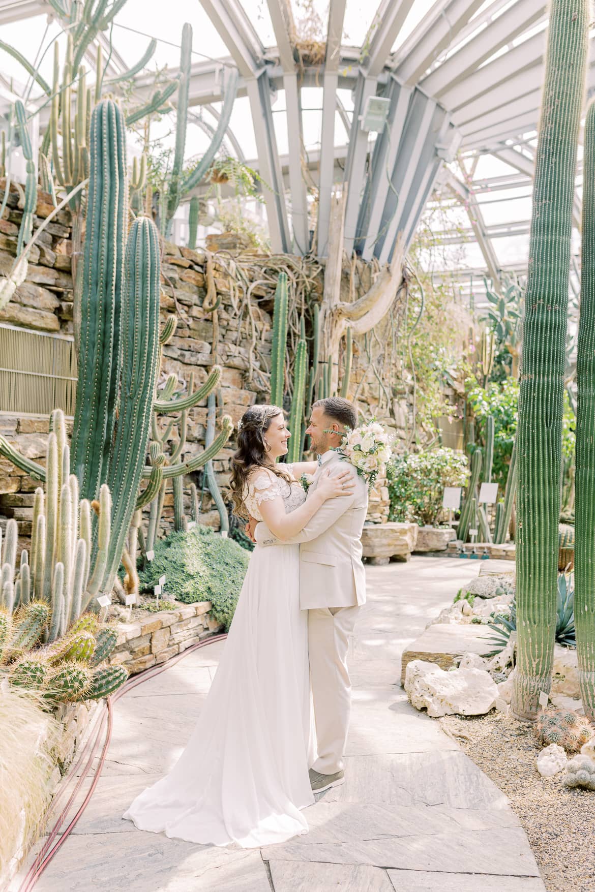 Hochzeitspaar im Gewächshaus im Botanischen Garten Berlin