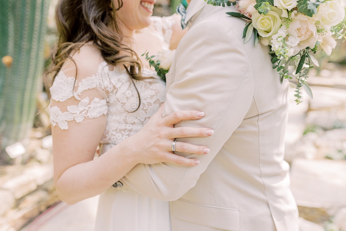 Hochzeitspaar im Gewächshaus im Botanischen Garten Berlin