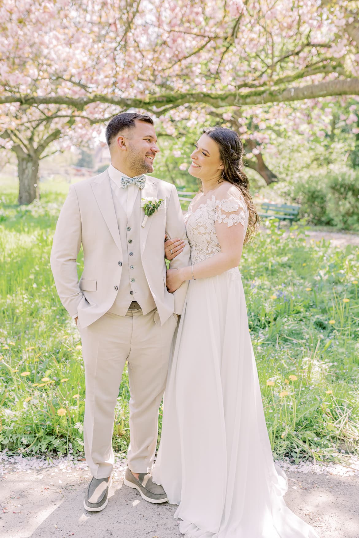 Hochzeitspaar unter Kirschbäumen im Botanischen Garten Berlin