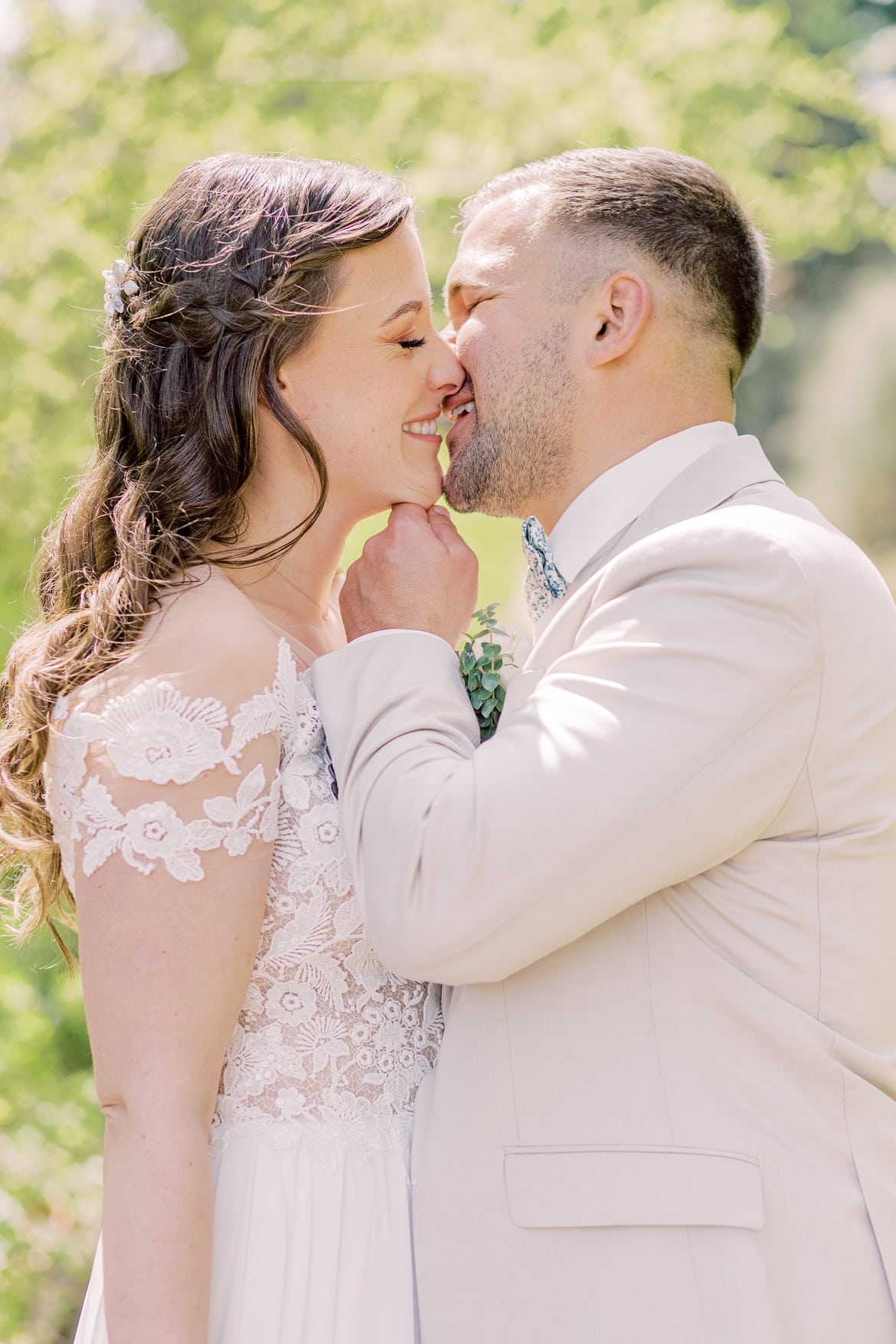 Hochzeitspaar unter Kirschbäumen im Botanischen Garten Berlin