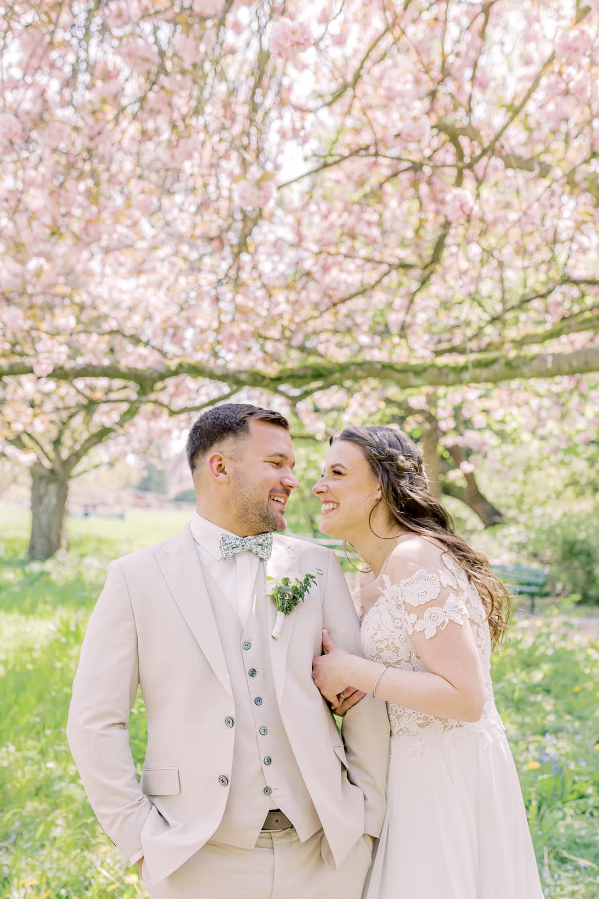 Hochzeitspaar unter Kirschbäumen im Botanischen Garten Berlin