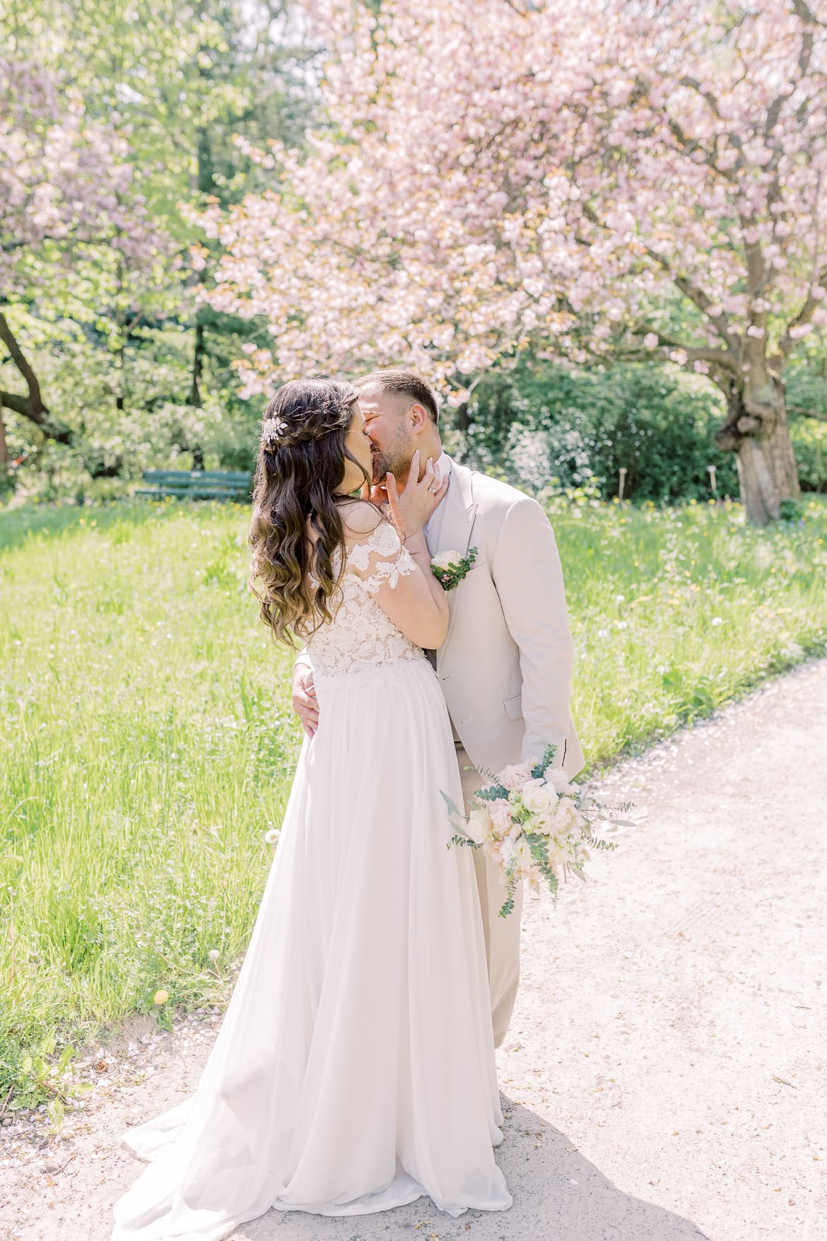 Hochzeitspaar unter Kirschbäumen im Botanischen Garten Berlin