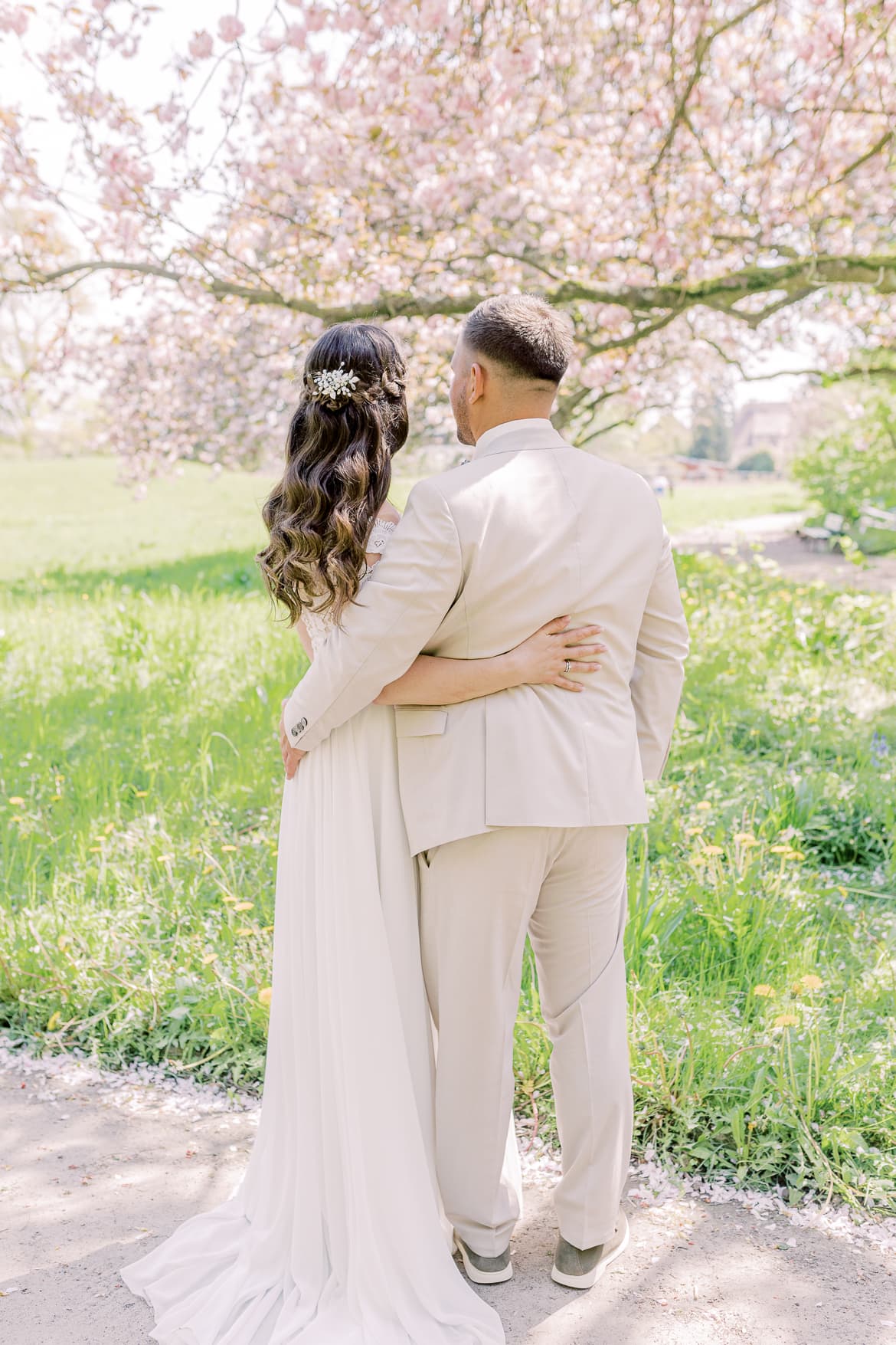 Hochzeitspaar unter Kirschbäumen im Botanischen Garten Berlin