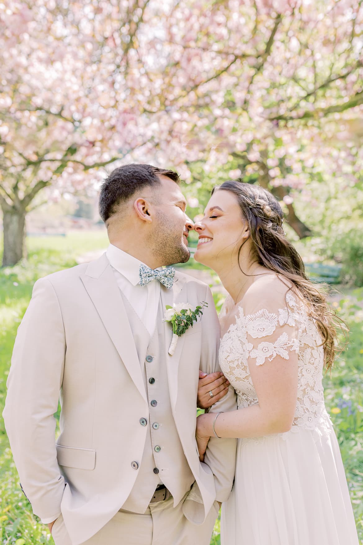 Hochzeitspaar unter Kirschbäumen im Botanischen Garten Berlin