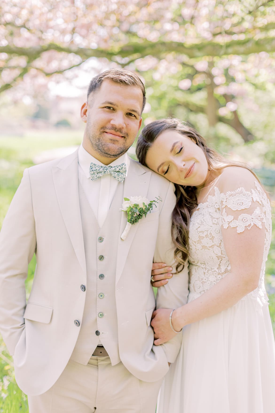 Hochzeitspaar unter Kirschbäumen im Botanischen Garten Berlin