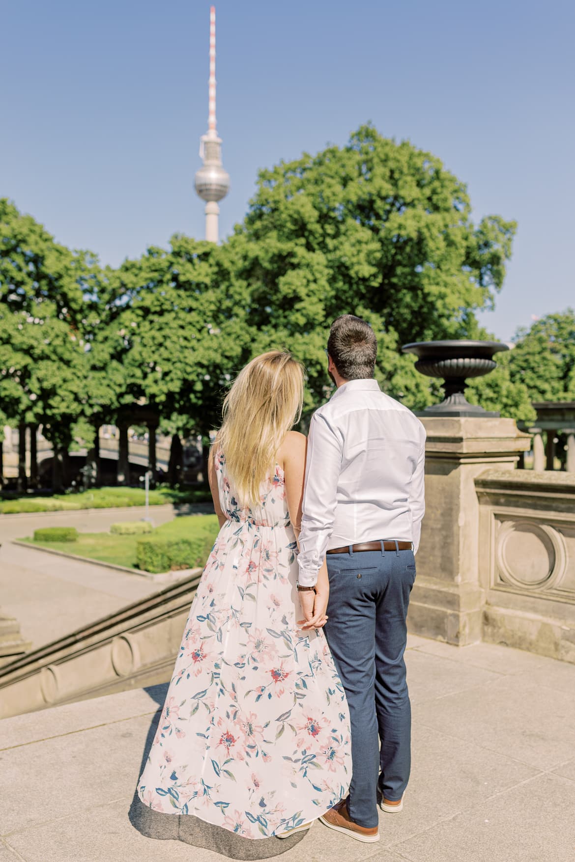 Paar schaut auf den Fernsehturm