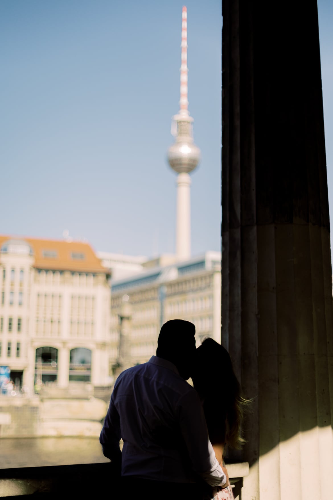 Paar küsst sich, eine Silhouette vor dem Fernsehturm