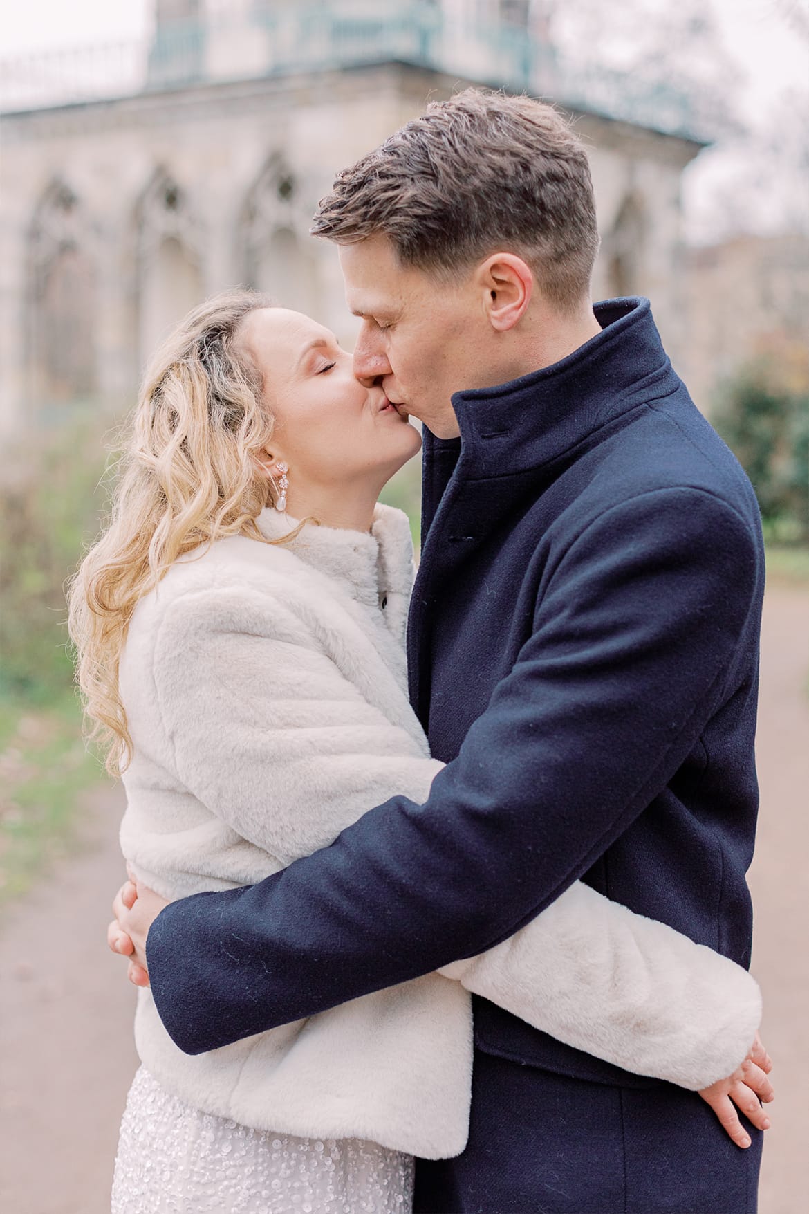 Hochzeitspaar küsst sich im Winter am Heiligen See in Potsdam