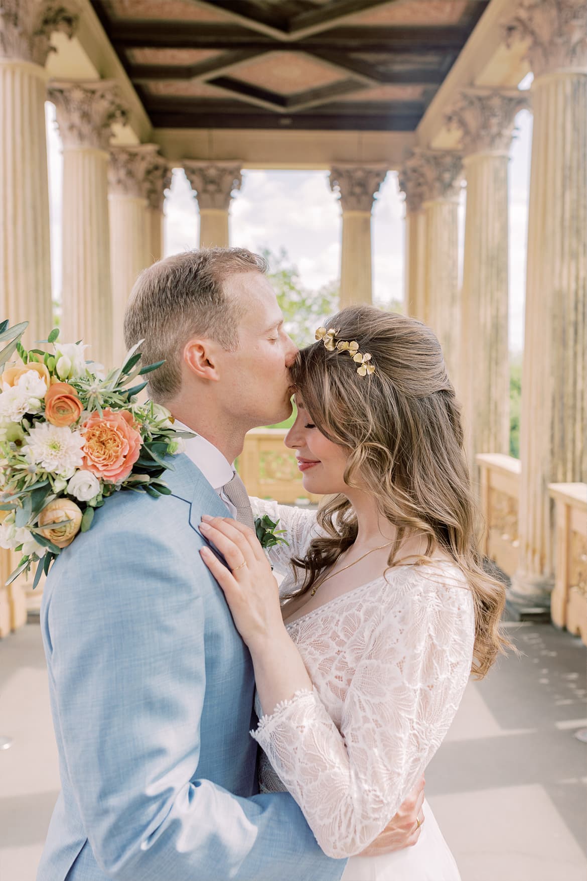 Hochzeitspaar in den Kolonnaden des Belvedere auf dem Pfingstberg in Potsdam