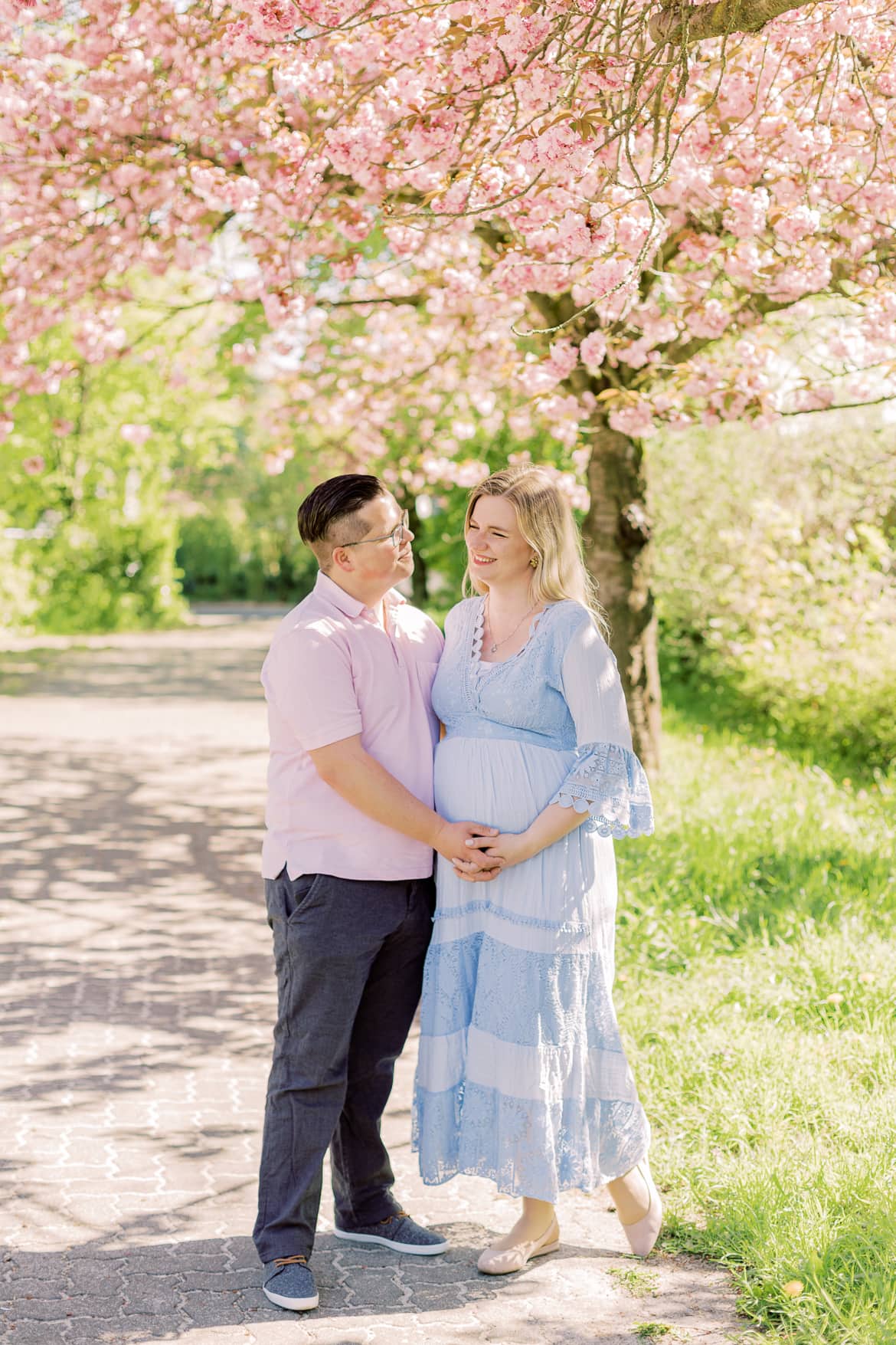 Babybauch Portraits unter Kirschblüten