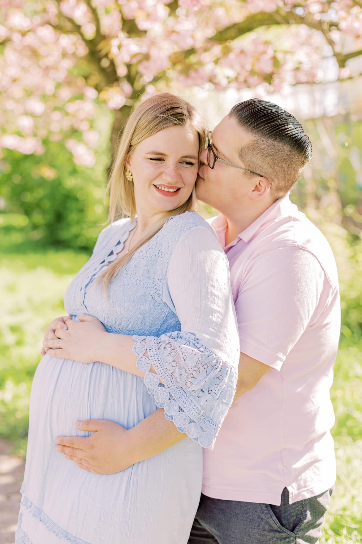 Babybauch Portraits unter Kirschblüten