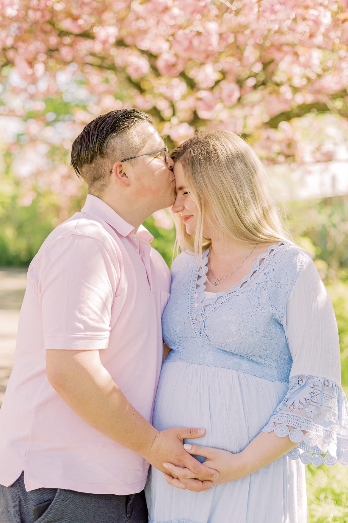 Babybauch Portraits unter Kirschblüten