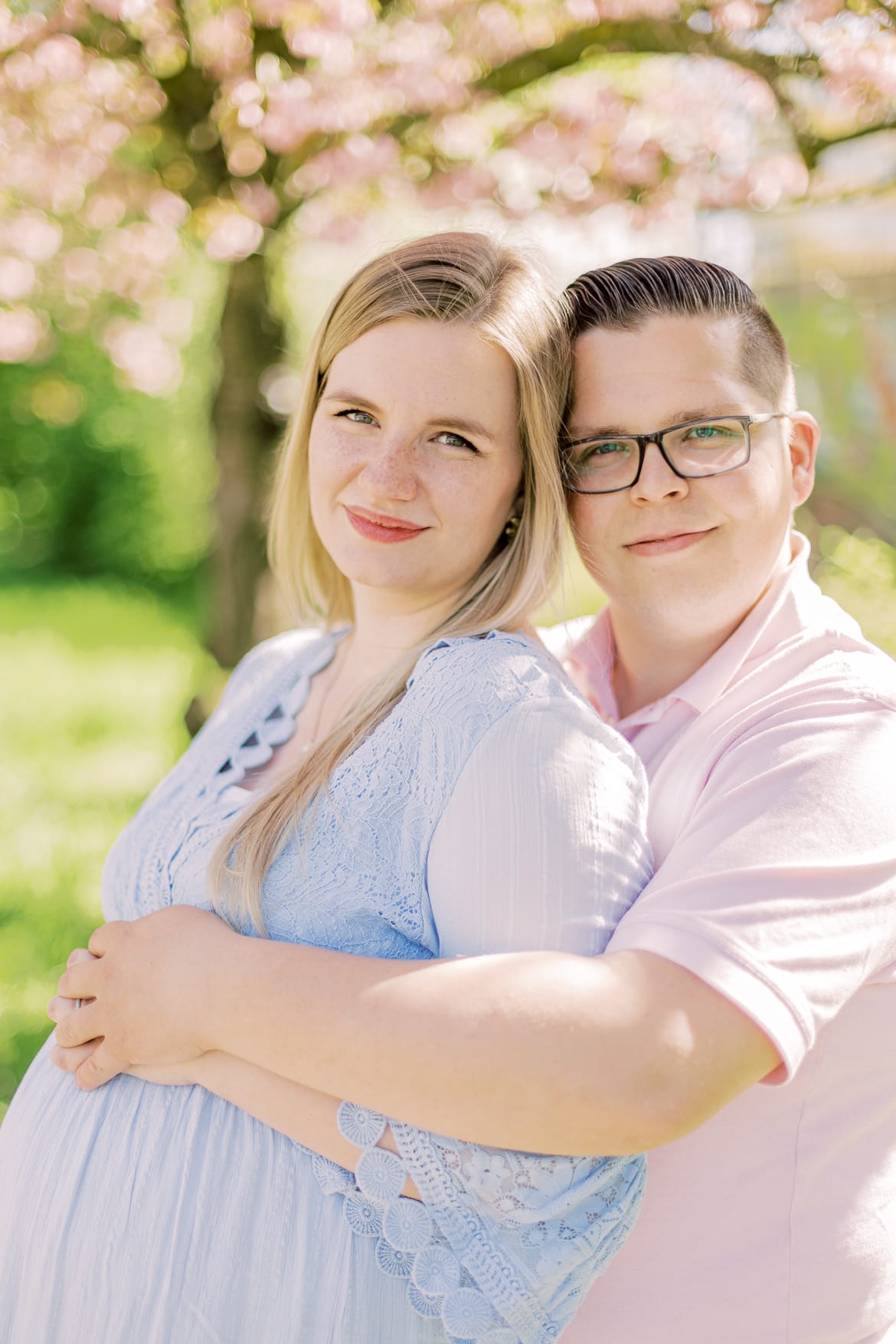 Babybauch Portraits unter Kirschblüten