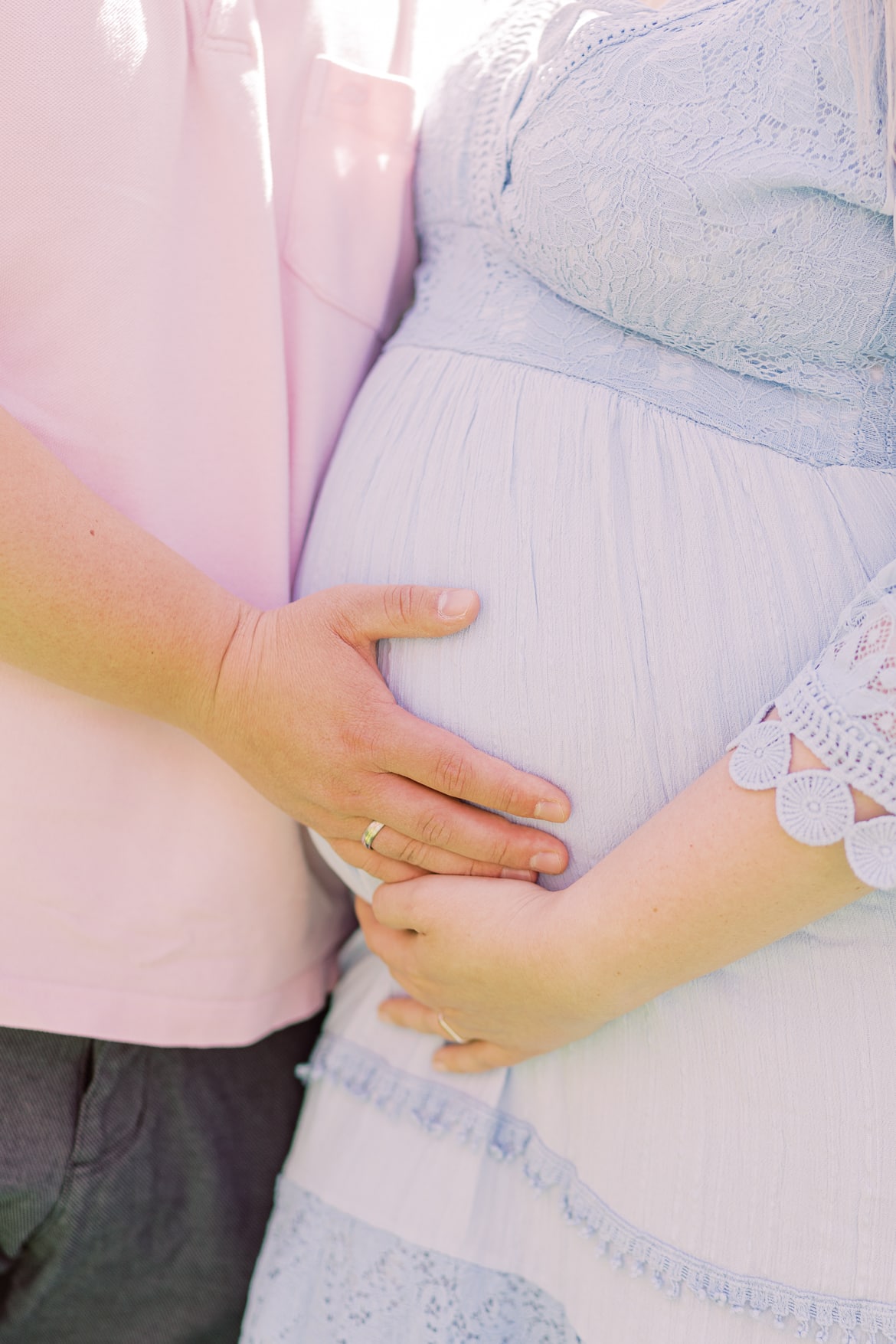 Babybauch Portraits unter Kirschblüten