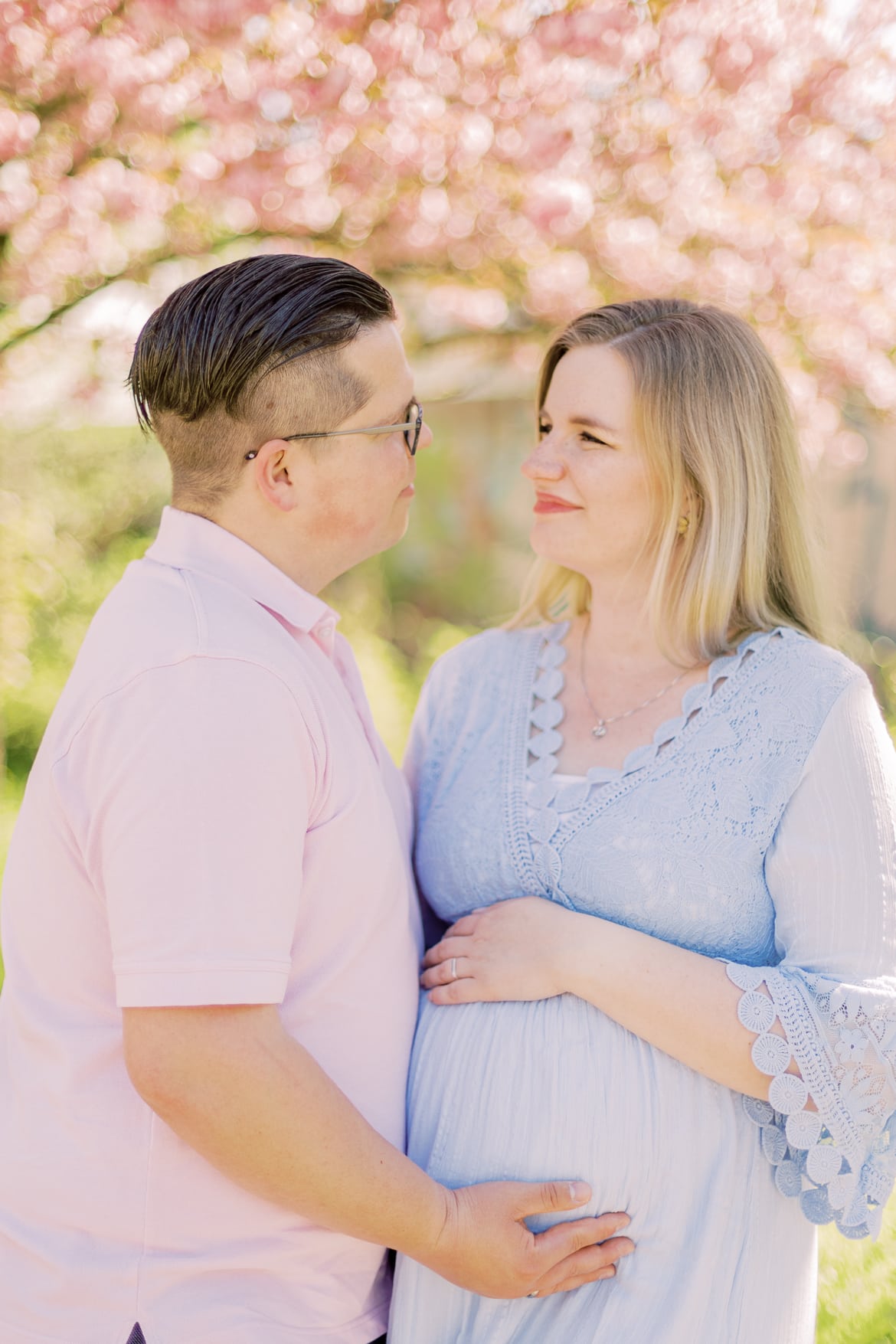 Babybauch Portraits unter Kirschblüten