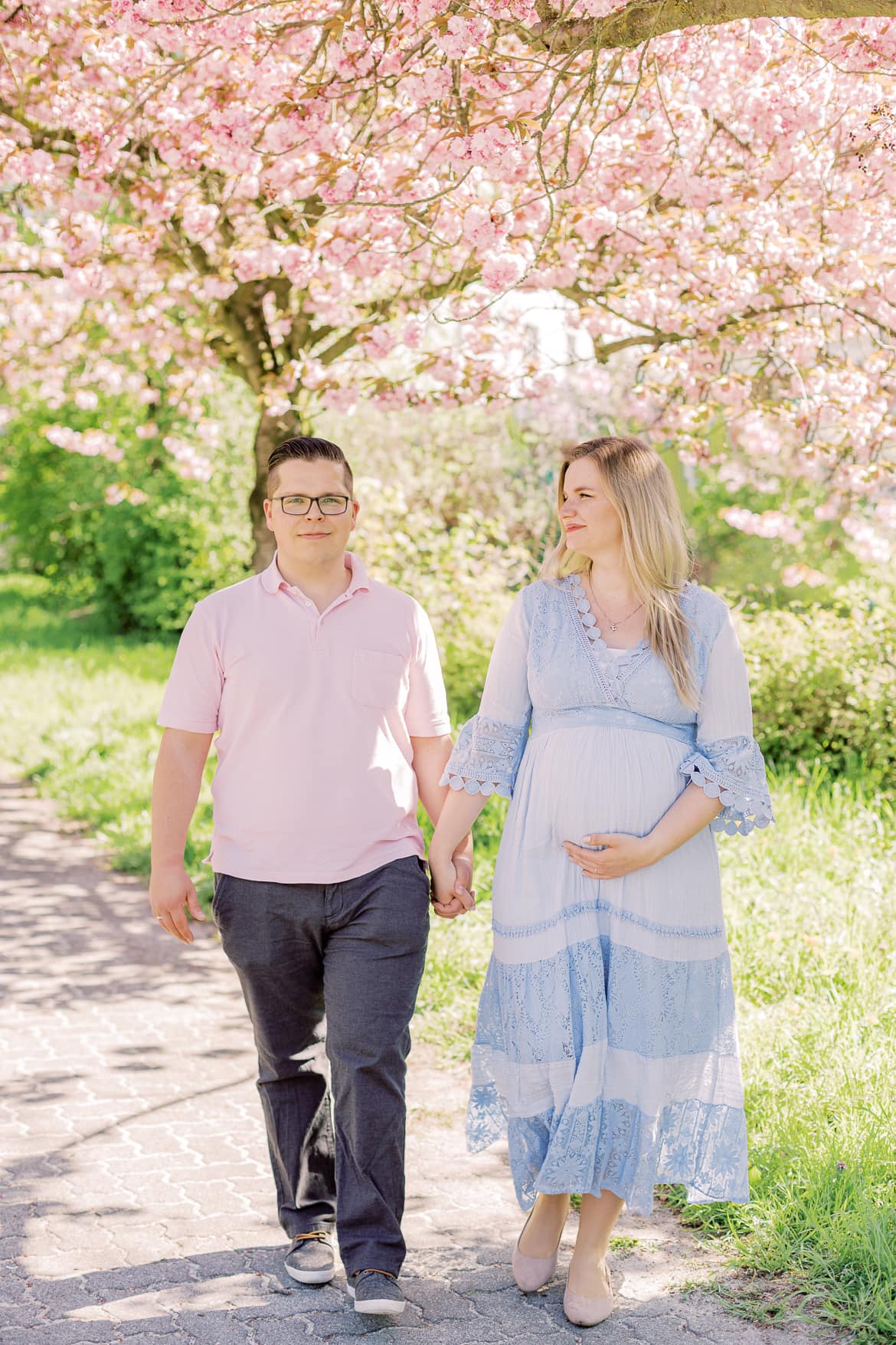 Babybauch Portraits unter Kirschblüten