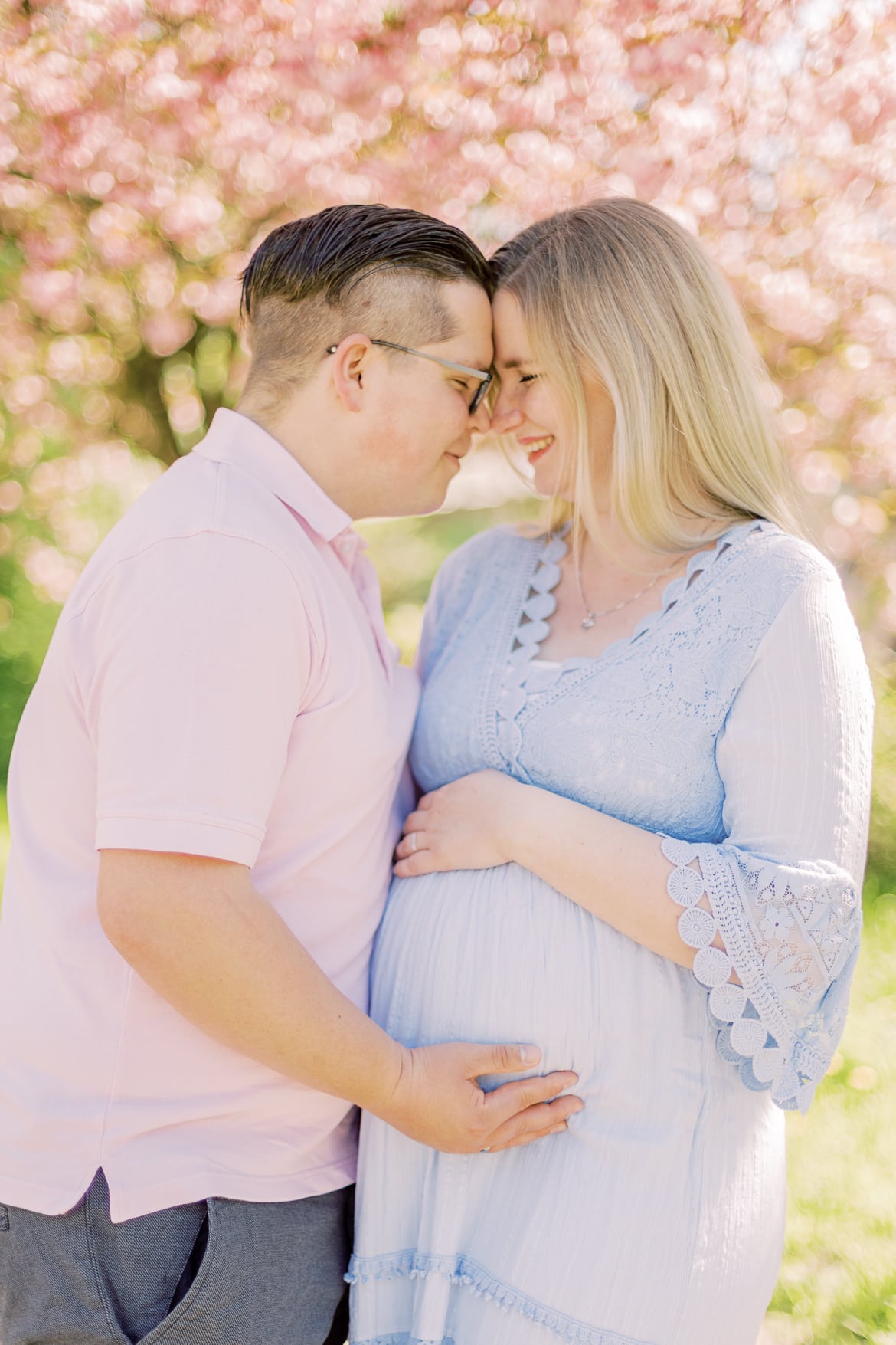 Babybauch Portraits unter Kirschblüten