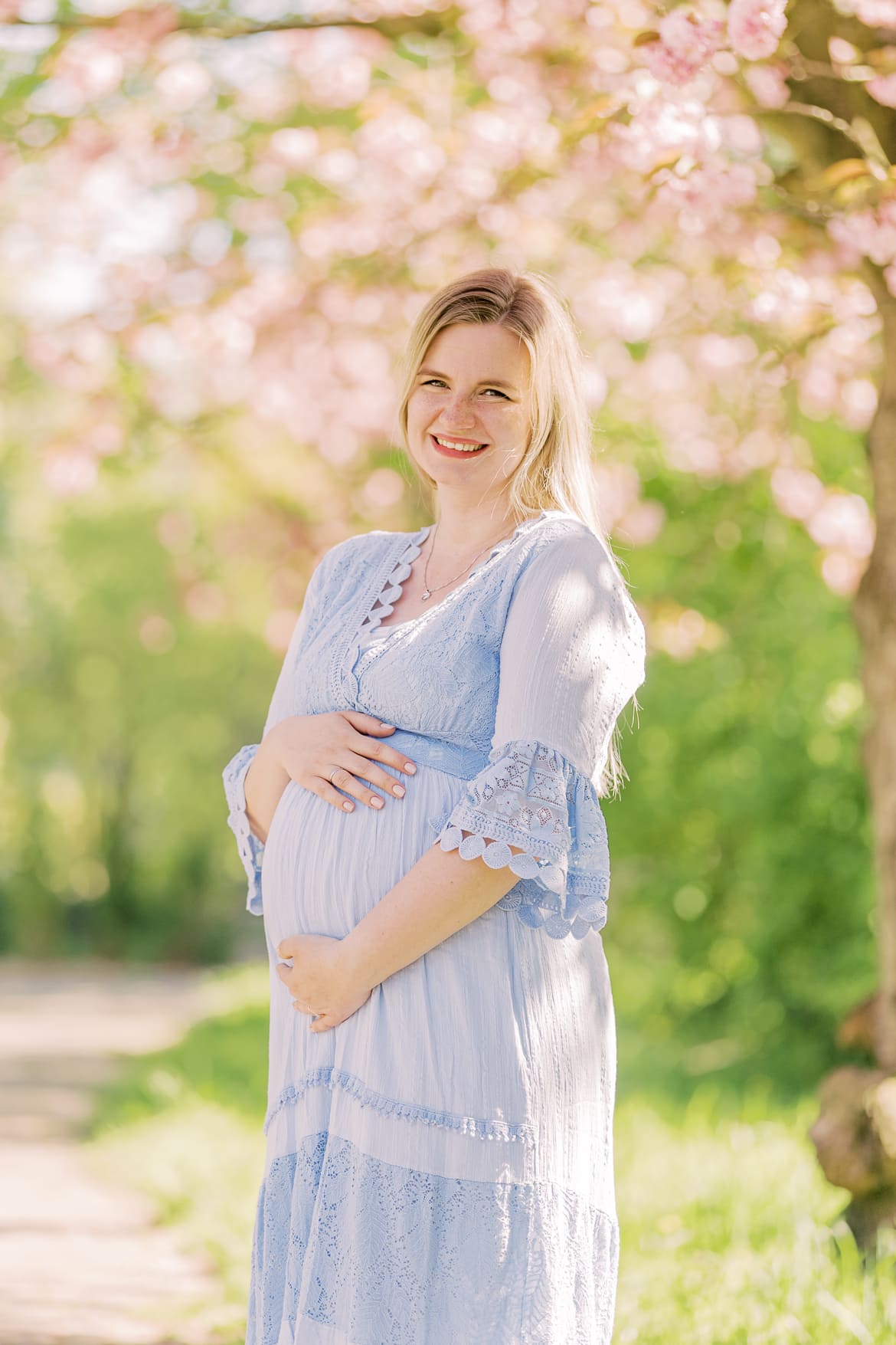 Babybauch Portraits unter Kirschblüten