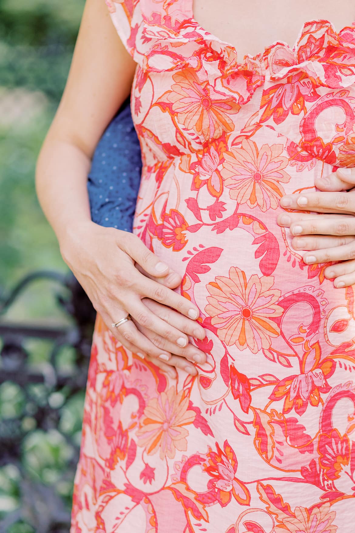 Nahaufnahme wie Paar den Babybauch umarmt