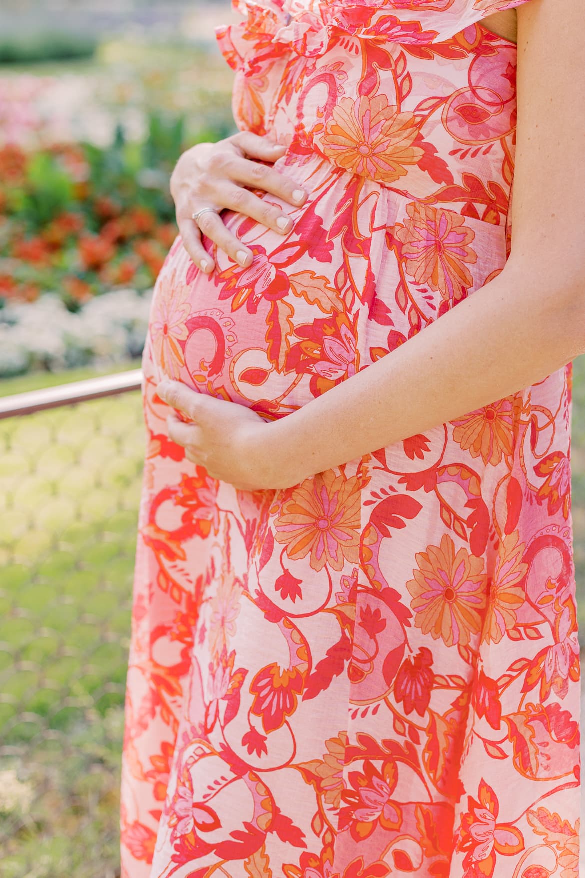 Schwangere Frau hält ihren Babybauch